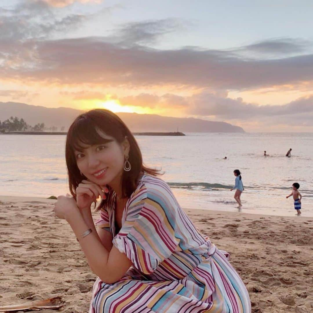 筧沙奈恵さんのインスタグラム写真 - (筧沙奈恵Instagram)「ハレイワビーチで夕日を見ながらゆったり😌 ・ 現地の方が大きな音で流している音楽がハワイっぽい選曲で、すごく心地よかった🎶 ・ 子どもたちは、波とおいかけっこ👧👦 ・ 夕日、キレイだったな☀️ ・ #ハレイワビーチ　#haleiwabeachpark #haleiwa #ハレイワ　#ノースショア　#northshore #ハワイ旅行　#ハワイ　#家族旅行　#子連れハワイ　#子連れ旅行」1月7日 18時42分 - sanaekakei