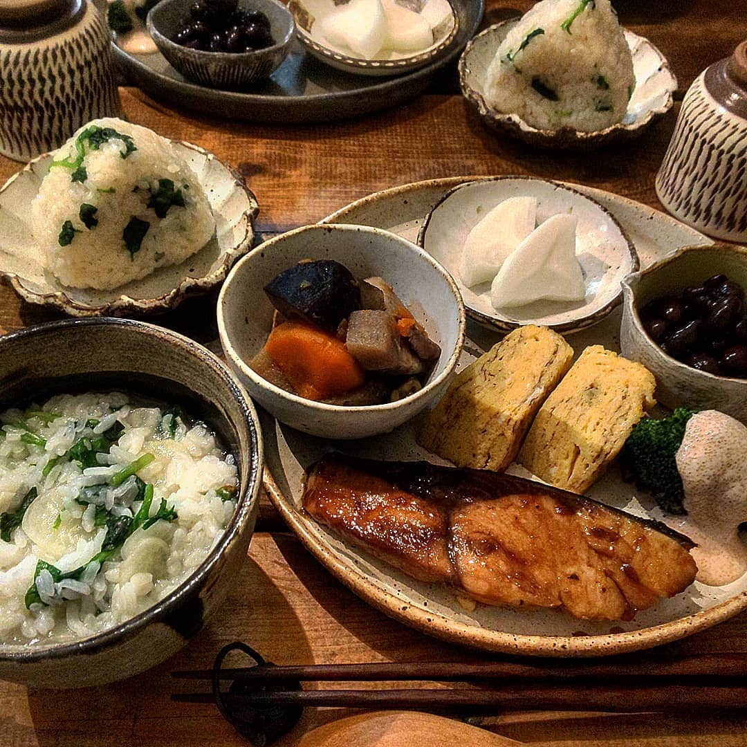 meeのインスタグラム：「おこんばんは😊  毎年恒例の七草粥で夜ご飯🍚🍴 ＊七草粥 ＊七草おにぎり ＊ぶりの照焼き ＊がめ煮 ＊黒豆 ＊大根のはりはり漬 ＊ブロッコリー明太マヨ  今年も無病息災、健康でいられますように😌✨ では、いただきます🍴🙏」