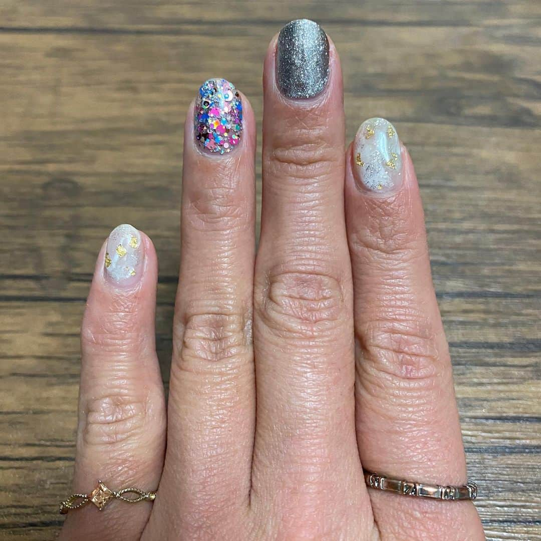 宮川紗麻亜さんのインスタグラム写真 - (宮川紗麻亜Instagram)「🌻 今月のネイル💅 ハンドはギラギラキラキラ🤩✨ 寒色系のグリッターで冬ネイル❄️ やっぱりキラキラはテンション上がる〜🎶🎶 #minkstyle #ミンクスタイル #代々木公園店#富ヶ谷 #nailsalon #eyelash #マツエク #ネイルサロン#ジェルネイル #glitter #instagood #アスリートネイル #athlete #professional #beauty #美容 #beautyinstructor #nail」1月7日 18時48分 - sunflower__summer