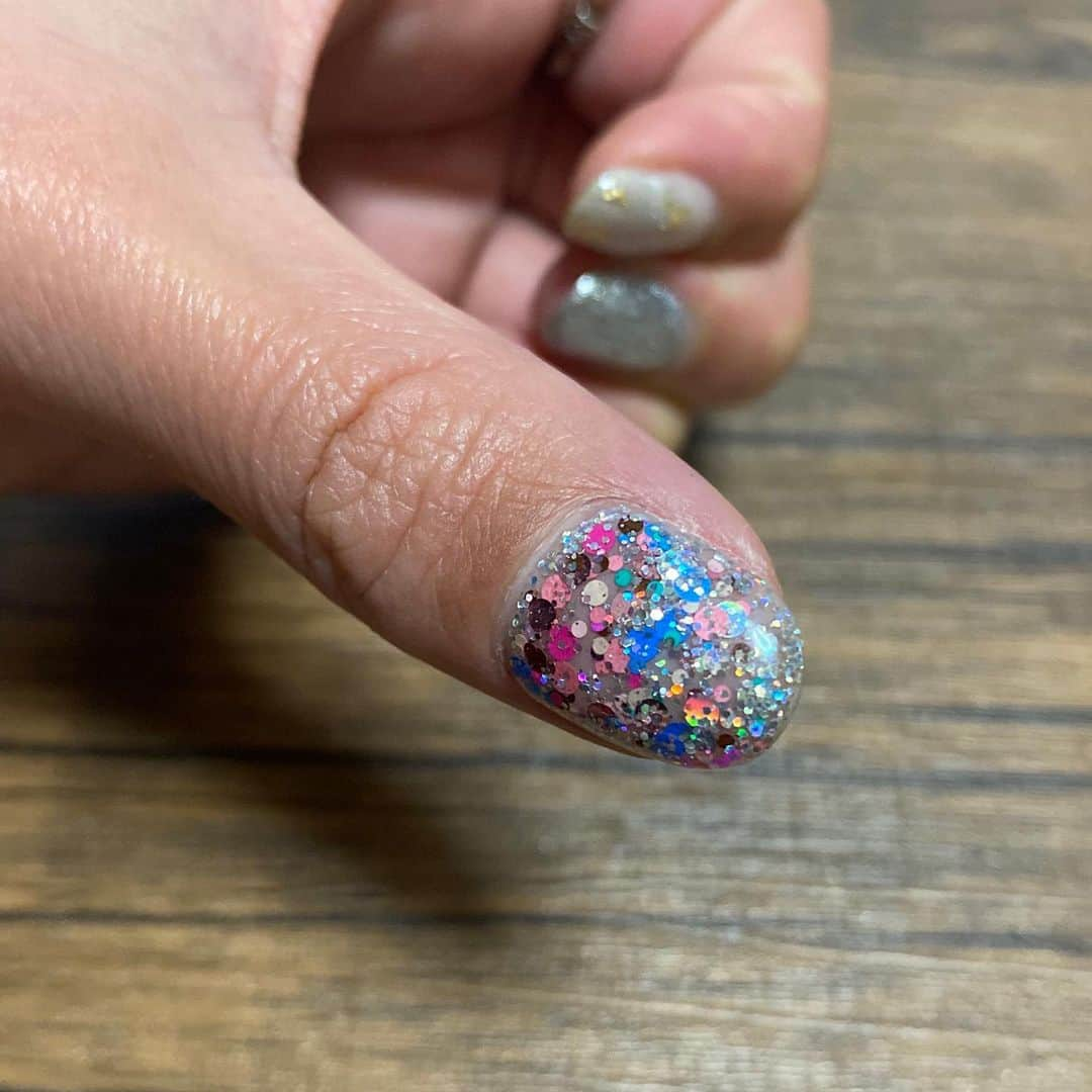 宮川紗麻亜さんのインスタグラム写真 - (宮川紗麻亜Instagram)「🌻 今月のネイル💅 ハンドはギラギラキラキラ🤩✨ 寒色系のグリッターで冬ネイル❄️ やっぱりキラキラはテンション上がる〜🎶🎶 #minkstyle #ミンクスタイル #代々木公園店#富ヶ谷 #nailsalon #eyelash #マツエク #ネイルサロン#ジェルネイル #glitter #instagood #アスリートネイル #athlete #professional #beauty #美容 #beautyinstructor #nail」1月7日 18時48分 - sunflower__summer