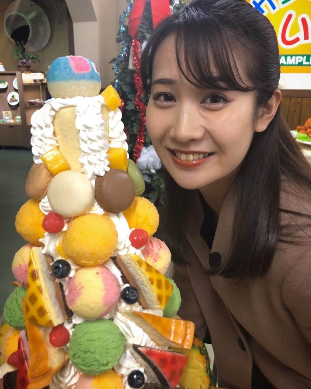 のインスタグラム：「外国人観光客に人気の食品サンプル🤓岐阜県郡上市の #サンプルビレッジいわさき を訪れた観光客を取材しました⭐️今日のアップで放送していたのですが、事前にお知らせするのを忘れていました。すみません！  この巨大パフェも食品サンプルです😳この近距離で見ても、美味しそうでした🍨笑」