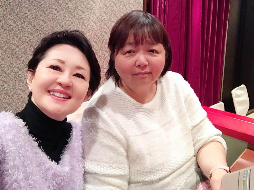 畑中葉子さんのインスタグラム写真 - (畑中葉子Instagram)「中学のときの友だちと初春歌舞伎公演・新橋演舞場。 市川海老蔵さんが海老蔵の名前で公演するのはこれが最後で、息子さんの堀越勸玄くんも本名での公演はこれが最後。 今日の勸玄くんの見得を切る姿は昨年の夏に観た勸玄くんの見得よりも数段レベルアップしていた。 それは、血筋だからとかだけじゃなく彼の努力の賜物でしょう。 勸玄くんは海老蔵さんを超えるのではないだろか。 ・ ・ そして、休憩中にお楽しみのお弁当。 桟敷席の限定お弁当・初春歌舞伎公演限定・初春御膳を頼んだのはいいのだけれど25分の休憩で食べるって味わってなんかいられなくてかきこんで食べる感じ。 でも、美味しかったよ。 ・ ・ しかし、市川右團次さんの歌舞伎の身のこなしは天下一品だね。 ・ ・ #初春歌舞伎公演2020 #初春歌舞伎公演 #新橋演舞場 #初春歌舞伎公演限定初春御膳 #初春御膳 #yhyum」1月7日 18時51分 - hatanaka_yoko