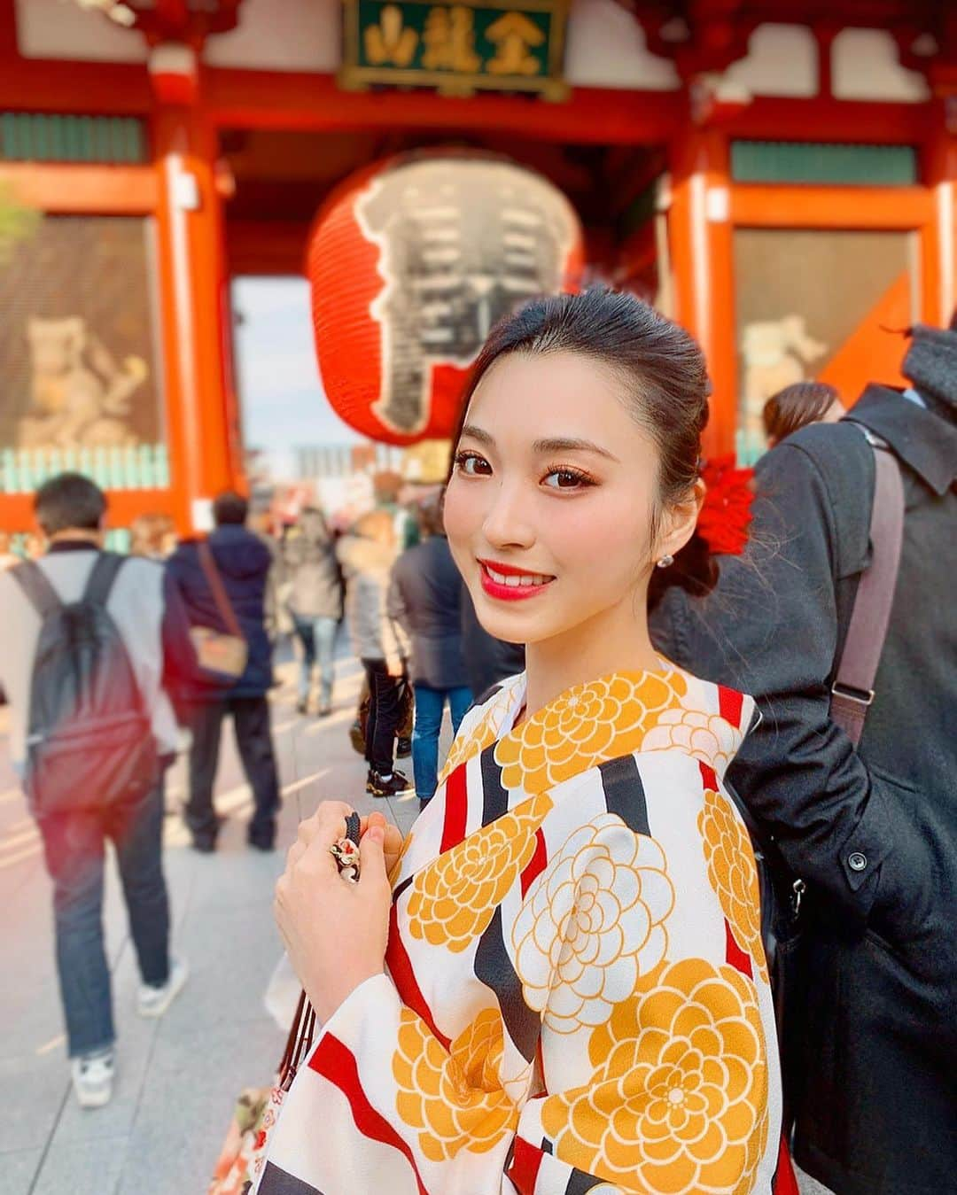 鈴木友梨耶さんのインスタグラム写真 - (鈴木友梨耶Instagram)「👘❤️⛩ #着物　#着物レンタル #お参り　#雷門　#浅草　#ROSEAREAL #YuRiya #鈴木友梨耶」1月7日 19時03分 - yuriyasuzuki_828