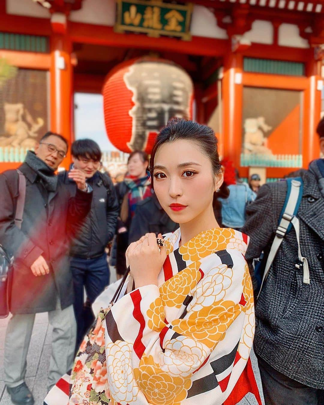 鈴木友梨耶さんのインスタグラム写真 - (鈴木友梨耶Instagram)「👘❤️⛩ #着物　#着物レンタル #お参り　#雷門　#浅草　#ROSEAREAL #YuRiya #鈴木友梨耶」1月7日 19時03分 - yuriyasuzuki_828