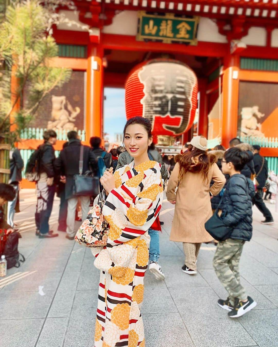 鈴木友梨耶さんのインスタグラム写真 - (鈴木友梨耶Instagram)「👘❤️⛩ #着物　#着物レンタル #お参り　#雷門　#浅草　#ROSEAREAL #YuRiya #鈴木友梨耶」1月7日 19時03分 - yuriyasuzuki_828