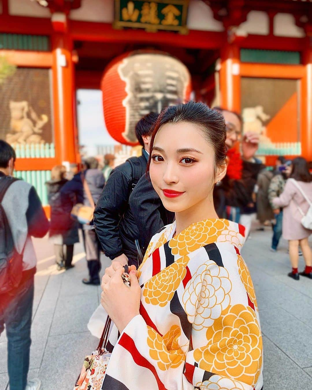 鈴木友梨耶さんのインスタグラム写真 - (鈴木友梨耶Instagram)「👘❤️⛩ #着物　#着物レンタル #お参り　#雷門　#浅草　#ROSEAREAL #YuRiya #鈴木友梨耶」1月7日 19時03分 - yuriyasuzuki_828