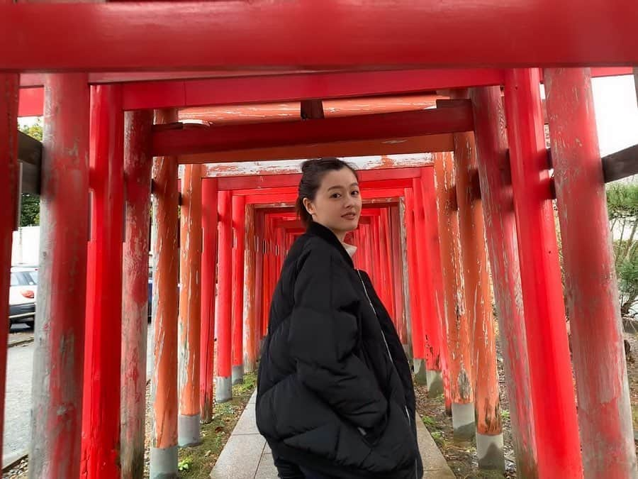 久住小春さんのインスタグラム写真 - (久住小春Instagram)「⛩⛩初詣の時の 鳥居がずらっーと😳 映える神社⛩ #こはるの初詣 #青山御幣稲荷神社」1月7日 18時59分 - koharu_kusumi.official