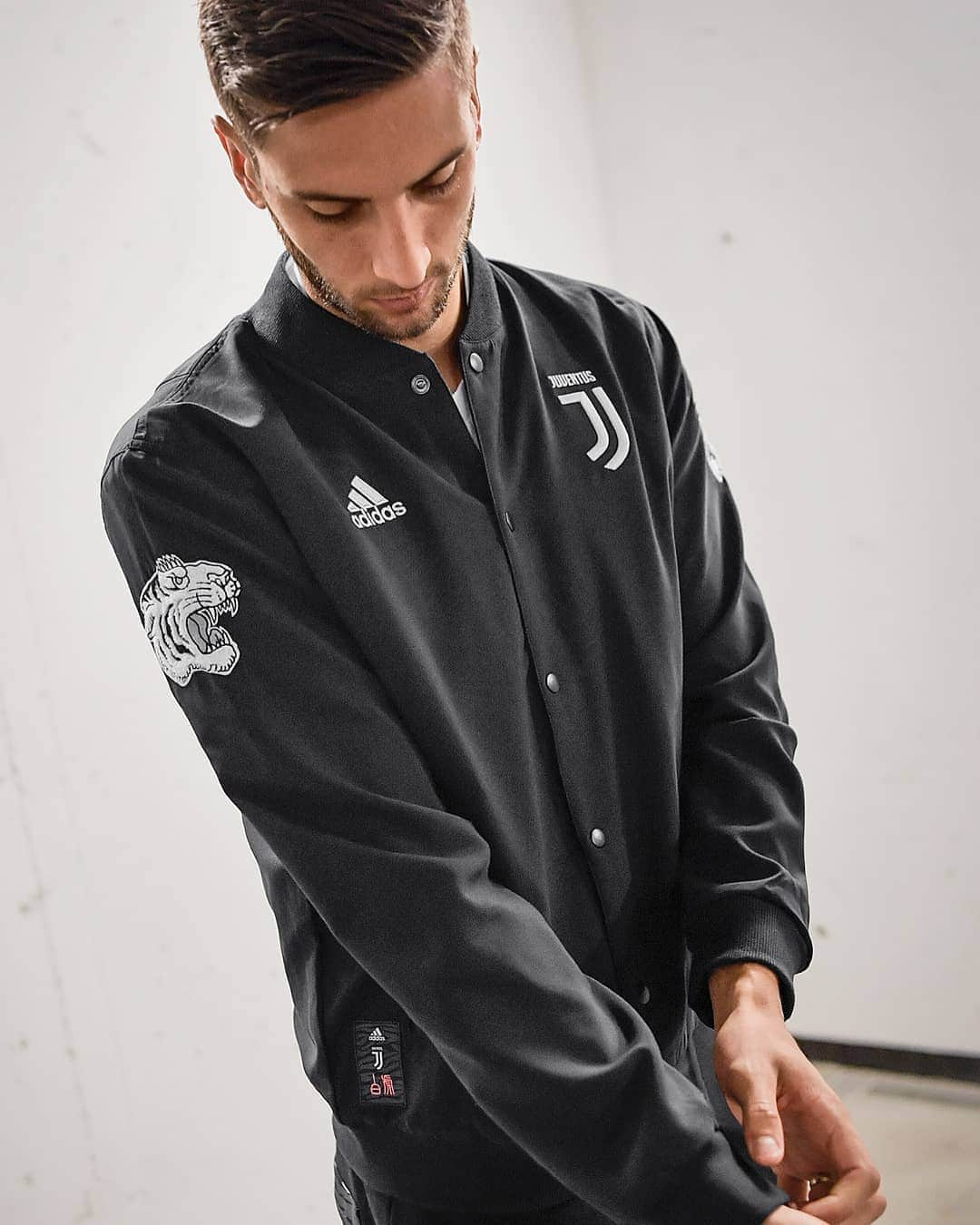 ユヴェントスFCさんのインスタグラム写真 - (ユヴェントスFCInstagram)「Eye of the tiger. 🐅 @adidasfootball The special Chinese New Year Anthem Jacket, as seen yesterday at Allianz Stadium.」1月7日 19時01分 - juventus