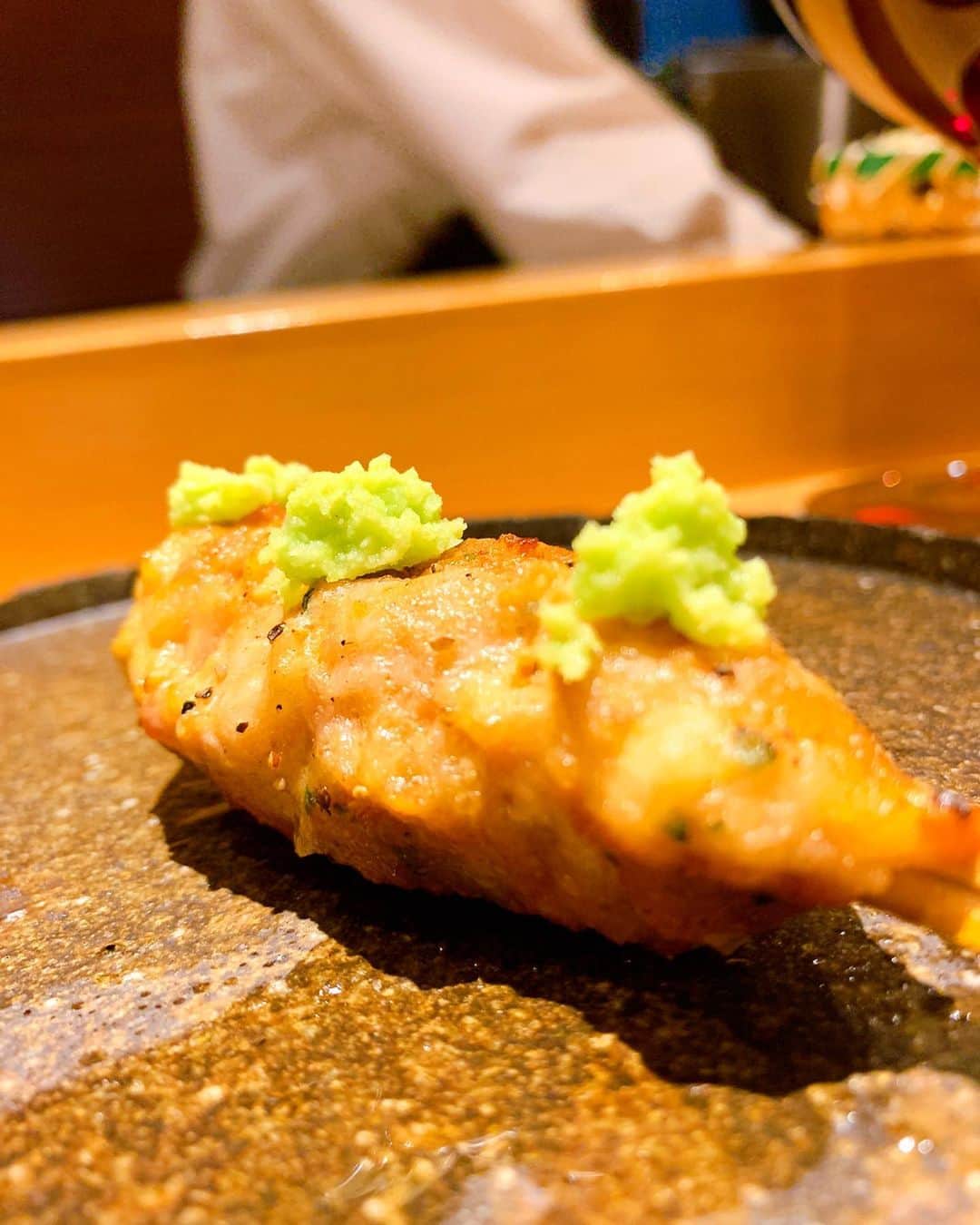濱野りれさんのインスタグラム写真 - (濱野りれInstagram)「🐓🥚✨ Photos at #Nanachome I don't have any reservation of Yakitori restaurant except for 'Nanachome'. Because this restaurant provide surprise and excitement even though it is Yakitori restaurant. Please do not misunderstood, I do love the food called Yakitori, but here is special one to me!!👏💗 -— 南青山 '七鳥目' やきとり屋さんで唯一予約をとってるお店🐓💗 気軽に行けてかつヘルシーでおいしいっていう私の焼き鳥の概念を変えさせたお店なの🥺✨何ヶ月待ってでも行きたい！って思わせてくれる焼き鳥屋さんはここだけ👏💗 -— -— #rirelog#yakitori#yakitoriya#chickenkebab#chickenbbq  #roppongieats#japanesefood#tokyoeats#tokyogourmet#tokyojapan#eatlover#versace #versacejacket #jacketstyle #whitejacket#alexandermcqueen  #南青山七鳥目#七鳥目#やきとり #六本木グルメ#西麻布グルメ#予約困難店#ジャケットコーデ#ヴェルサーチ#アレキサンダーマックイーン」1月7日 19時02分 - riregram