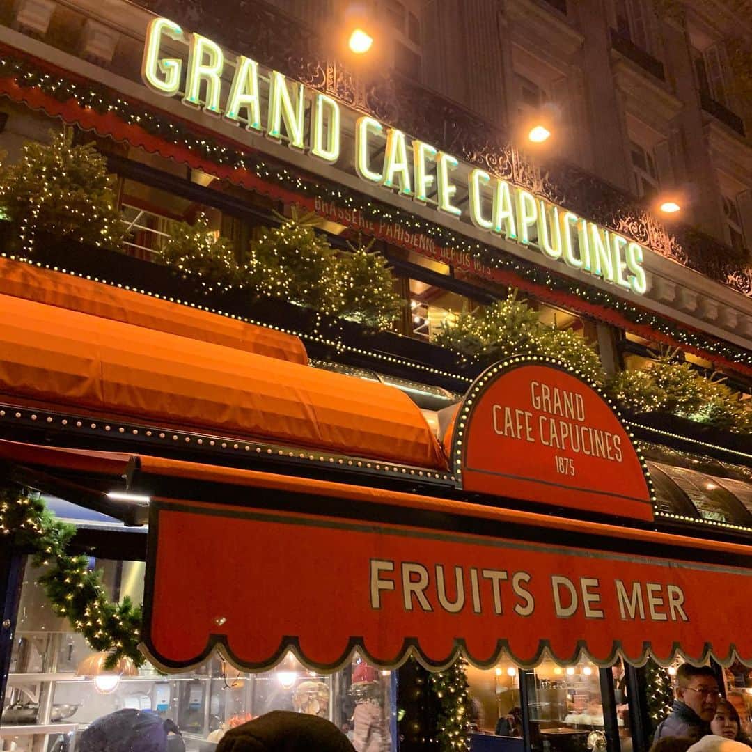 ゆうりちゃんさんのインスタグラム写真 - (ゆうりちゃんInstagram)「オニオンスープが美味しい GRAND CAFE CAPUCINES🧅♡ たっぷりオニオンに チーズもたっぷり🥺💕 ひとつペロッといけそうな程 美味しかった✨ . シーフードやオイスターが 有名ですが生モノは控える事に...💦 チキンのローストにしたよ🍗💞 . #フランス#フランス旅行#パリ#パリ旅行#grandcafecapuccino」1月7日 19時02分 - yuurichangram