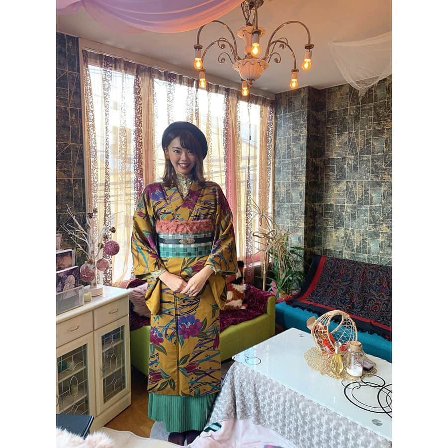 加藤里奈（カトリーナ）さんのインスタグラム写真 - (加藤里奈（カトリーナ）Instagram)「👘 着物くろーぜっとJUJU👘 * 超お値打ちで超かわいいアンティークの和装が 出来るお店でお着物着てきましたー😍 まじで全部かわいい！！！ あと10回は行くと思う← * 同い年の方が起業されたレンタル着物屋さん👘 ヘアセットもご自身でやられていて、 本当に尊敬🤩✨✨ 頑張ってほしい🔥 また行きますね！！！！！！！ * 名古屋から新幹線で34分🚅 日帰り旅でも全然行けちゃう🙆‍♀️ * * 📍京都市東山区西川原町４７６－１河松マンション２F-C ☎️090-8975-3865 📧juju2388@docomo.ne.jp ⏰9:00～18:30 📴火曜日 * * #着物 #和装 #和装ヘア #ヘアセット #着付け  #ヘアアレンジ #アンティーク #着物ヘアアレンジ #着物ヘア #着物女子 #着物アレンジ #着物コーデ #着物コーディネート #着物レンタル #着物女子 #着物好き #アンティーク着物 #京都 #京都観光 #京都旅行 #京都巡り #お着物 #着物生活 #kimono #kimonostyle  #kimonofashion #kimonogirl #japanesekimono #レトロコーデ #タビジョ #着物くろーぜっとjuju」1月7日 19時12分 - rinakatoktriiina