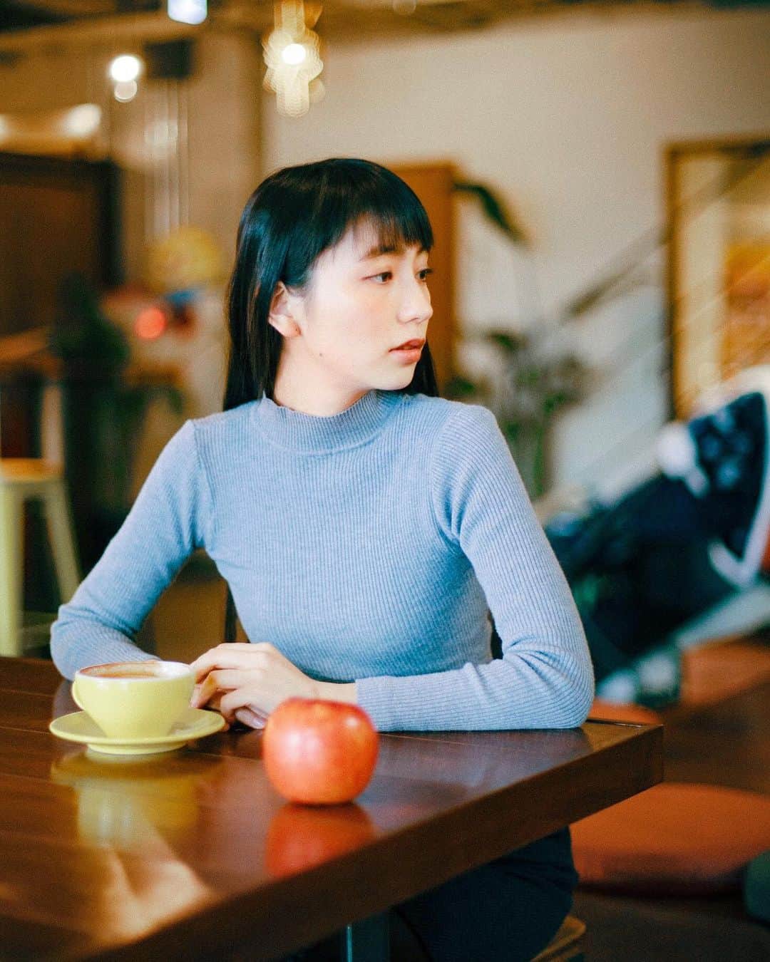 のインスタグラム：「. . . 1人でタピオカ買ったり、 りんごカフェに行ったり、 だいたいの買い物は1人で出来るんだけど(当たり前か)、 未だクレープを1人で買ったことがない。 いま会社帰り。 クレープ食べたい🍰 . . . #nokton  #50mmlens  #50mmphotography」