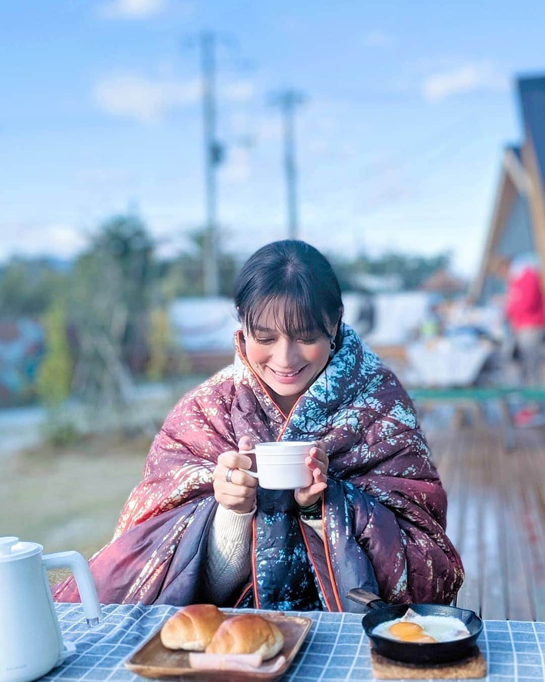 芳美リンさんのインスタグラム写真 - (芳美リンInstagram)「はあー寒い寒い﻿ ﻿ 寒い寒い言いながらも外で遊ぶの好きなんですけどね☺﻿ ﻿ ﻿ 新年会で、友人と今年の目標を発表し合いました。﻿ ﻿ 「旅ばっかなんだね。」﻿ ﻿ って言われちゃった。😅﻿ 違う目標も考えてみます。﻿ ﻿ #ブランケット﻿ @weekend.by.tryl #グランピング #tent一宮﻿﻿﻿ @tent.ichinomiya#pr﻿﻿﻿ #グランピング﻿﻿﻿ #グランピング施設﻿﻿﻿ #キャンプ#tent#一宮#千葉﻿﻿﻿ #キャビン#三角屋根﻿﻿﻿ #旅したくなるフォト ﻿﻿ #旅行 #travelstagram #旅人 #lynn_trip  #travelme #travel #traveler #トラベラー ﻿﻿﻿ #旅好きな人と繋がりたい﻿﻿﻿ #travelholics#ichinomiya#chiba﻿﻿﻿ #glamping」1月7日 19時07分 - lynn.lynn5