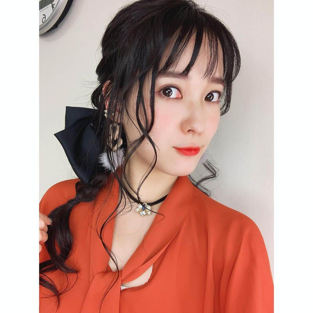 奈津子さんのインスタグラム写真 - (奈津子Instagram)「生放送チェックしてくださった方有難うございます✨さて…実は自宅のお風呂が壊れました🛁お湯も全くでなくて、この前は最寄りの銭湯がやっておらず、、ヤカンでお湯を沸かして→水で割って桶の中に即席でぬるま湯をつくって身体を洗いました😭今夜はどうしようかと模索中。。 ・ 今週中には直る予定なんだけど新年早々、、サバイバルみ溢れる貴重な経験をしております〜友人の皆さま、泣きながら押しかけたらすみません😱 ・ #家電 #家電好き #家電女優 #奈津子 #編み込みアレンジ #黒髪 #衣装 #ラジオ　#なんでも鑑定団」1月7日 19時08分 - natsuko_kaden