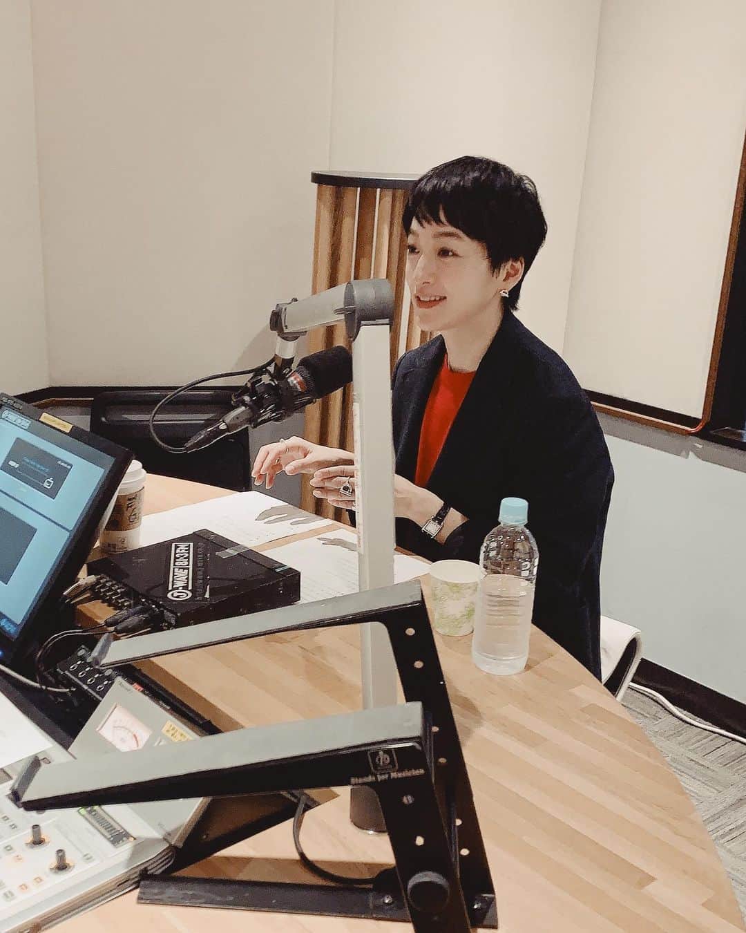 高山都さんのインスタグラム写真 - (高山都Instagram)「伝え方は、ラジオから教わった気がしてる。 2020年は、J-WAVEから。 2月オンエアの収録をしてきました。 やっぱり、ワタシはお喋りが好きで、見えない顔を想い浮かべて、言葉を選ぶのが好きだ。 それは、こうしてインスタグラムや本で綴ることも、インタビューで答えるのも同じ。 とても楽しく話せたので、またお知らせさせてください。 コートは @clane_official  #都ふく  今年はもっと話す仕事もしたいな。声を使う表現がやっぱり好きです。」1月7日 19時08分 - miyare38