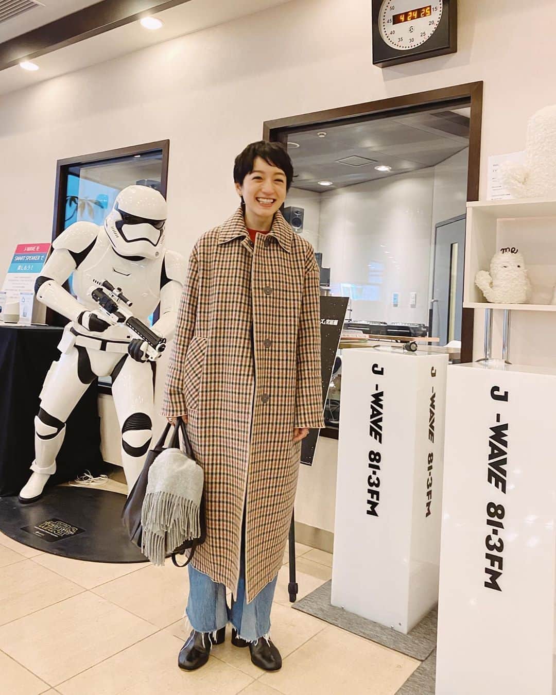 のインスタグラム：「伝え方は、ラジオから教わった気がしてる。 2020年は、J-WAVEから。 2月オンエアの収録をしてきました。 やっぱり、ワタシはお喋りが好きで、見えない顔を想い浮かべて、言葉を選ぶのが好きだ。 それは、こうしてインスタグラムや本で綴ることも、インタビューで答えるのも同じ。 とても楽しく話せたので、またお知らせさせてください。 コートは @clane_official  #都ふく  今年はもっと話す仕事もしたいな。声を使う表現がやっぱり好きです。」