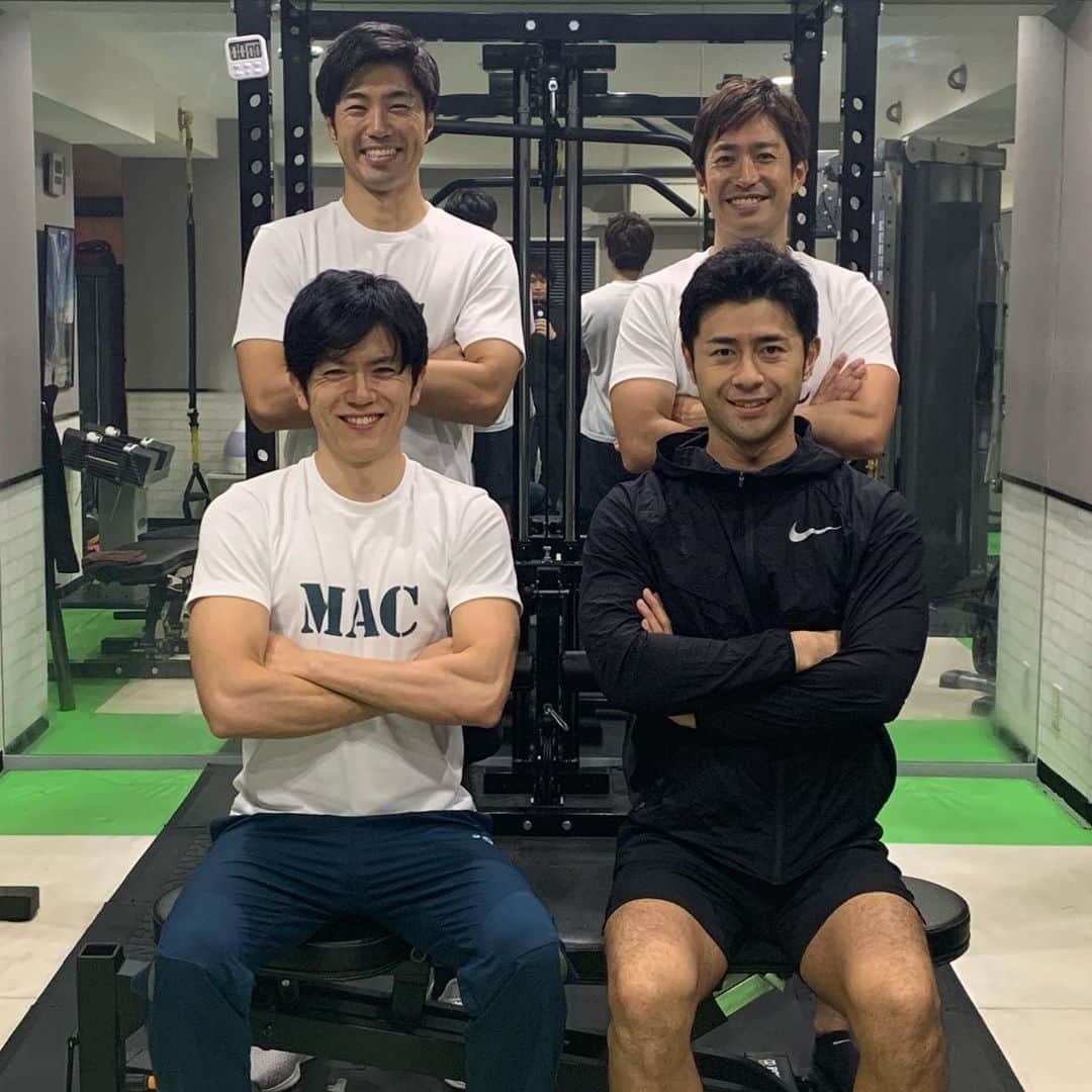 青木源太さんのインスタグラム写真 - (青木源太Instagram)「スンッ→ニコッ  #muscleannouncerclub#MAC#青木源太#田中毅#佐藤義朗#日テレ#榎並大二郎#フジテレビ#仲良し男子#男子アナ#男性アナ#筋トレ#筋トレ愛はレインボーブリッジを超えた#今年も一緒にがんばろう#仲間募集中#月一恒例#この後プロテイン飲んだ#アナウンサーは腹筋命#ほら腹式呼吸大事だし#知らんけど#もうハッシュタグ思いつかない#ではまた」1月7日 19時17分 - aoki.genta