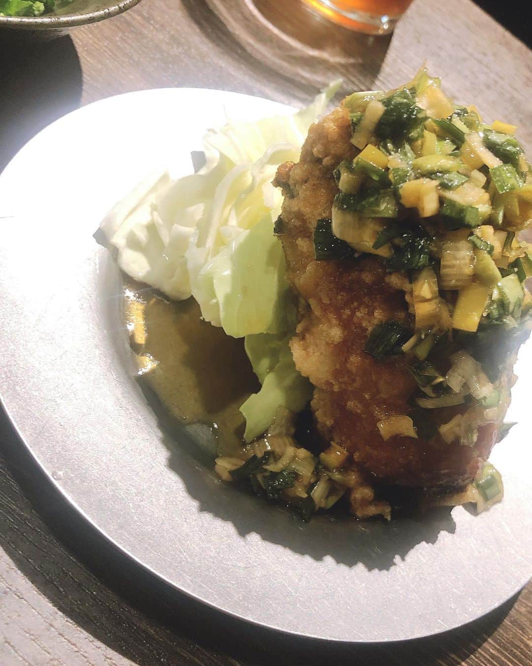 竹村寿美佳（すうちゃま）さんのインスタグラム写真 - (竹村寿美佳（すうちゃま）Instagram)「東京大塚のれん街⛩🌅🌟 お店が沢山あって雰囲気ある外観にビックリ✨ お肉が食べたくて数あるお店の中から @otsuka_butamamire 🐷に行ったよ❣️ 初の台湾風鍋🍲に、豚足で包んだ餃子🥟や、締めのラーメン🍜と焼豚も🐖💓💞全部美味しかった✨ 沢山食べてお腹いっぱいになりました😚🎉 おみくじも引けて楽しかったよ💓箸置きまで可愛い🐷💓💞 _  @tokyo_otsuka_norengai  #大塚グルメ #大塚居酒屋 #東京大塚のれん街 #池袋居酒屋 #pr #コラボベース#東京グルメ#居酒屋#ディナー#夜ご飯#鍋#お酒#餃子#グルメ女子#ラーメン#大塚#駅近#休日#モデル#ハーフ#キャンギャル#ダンサー#ファッション#コーデ#ヘアアレンジ#金髪#メイク#フィリピンハーフ#ハーフモデル#tokyo」1月7日 19時19分 - suuchamav3v