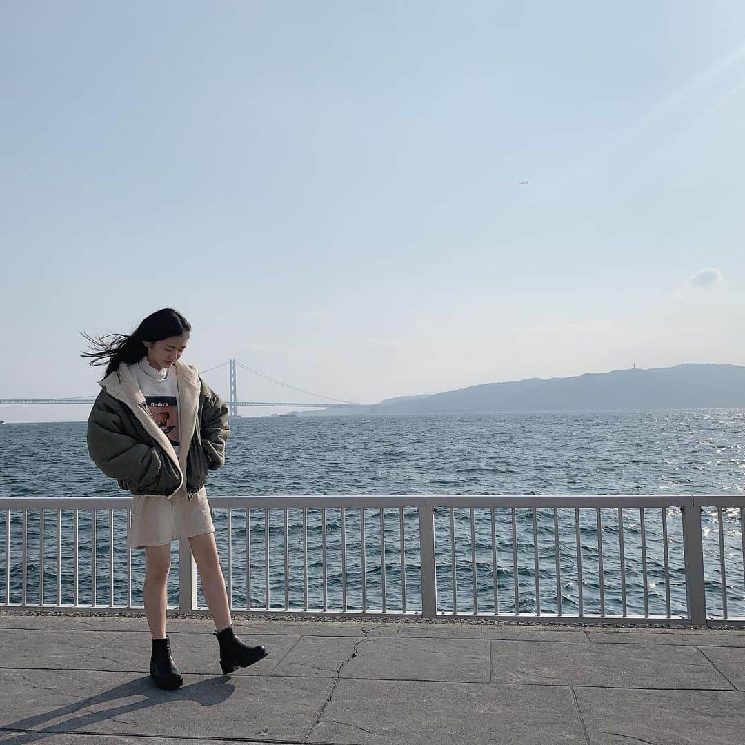 石川紗由のインスタグラム：「🍒 ・ 初詣言った時の写真📸 明石海峡大橋と淡路島が1度に見えるお父さんの超おすすめスポット💗 ・ ちなみに服は靴がrepipi armarioでそれ以外はWEGOです︎︎︎✌︎ ・ #お正月#初詣#明石海峡大橋#おすすめスポット#WEGO#repipiarmario#きょコ」