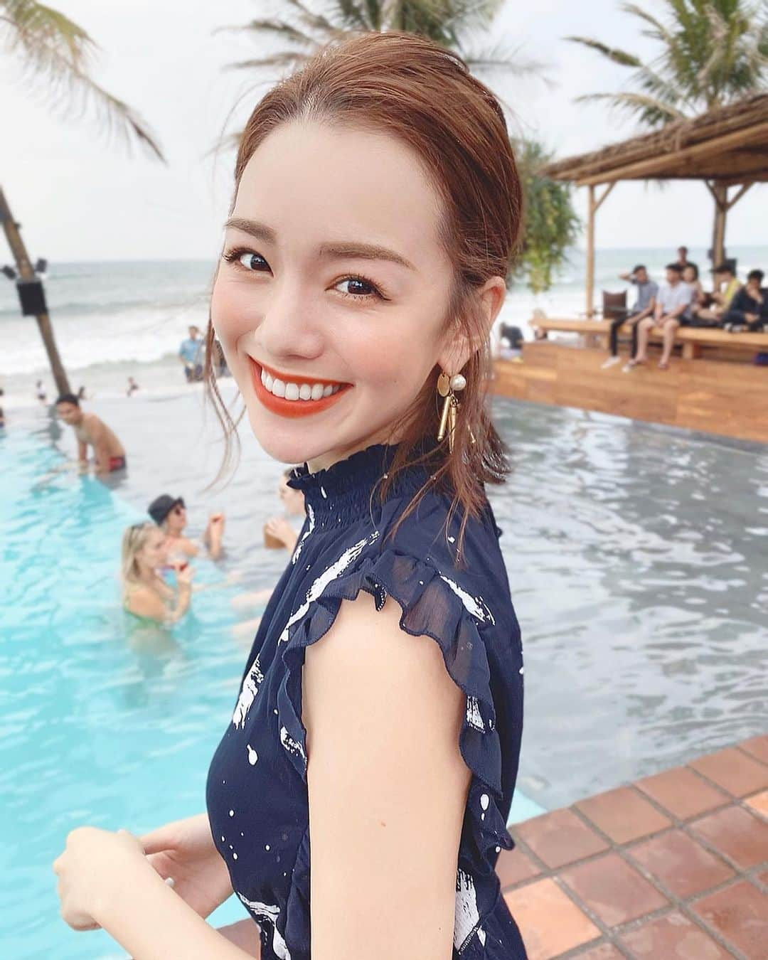 黒田真友香さんのインスタグラム写真 - (黒田真友香Instagram)「去年バリに行った時にも訪れたビーチクラブ、Potato head ⛱🐚 ・ ・ この日は生憎の曇り空で写真を撮った数分後にはスコール☔️ インスタの写真は絶対自然光で撮りたいこだわりがあるので、雨が降りそうってハラハラしながら急いで撮りました🥺笑  この日のワンピースの雰囲気に合わせて おでこだし&跳ね上げラインでちょっと大人っぽくしてみた☺️ メイク動画はまた後日YouTubeに上がります！今日はインド旅の時の旅メイクをアップしたから見てね〜👀💓 ・ ・ #旅まゆか」1月7日 19時23分 - kurodamayukaxx