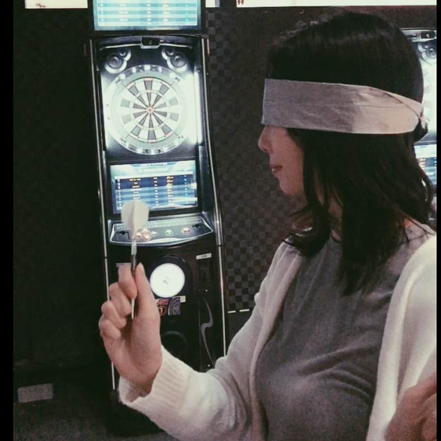 田渕亜季さんのインスタグラム写真 - (田渕亜季Instagram)「、 ゴールドカード抽選は 目隠しダーツ🎯 もうすぐtiktokに 動画をアップいたします。」1月7日 19時24分 - akitabuchi.official