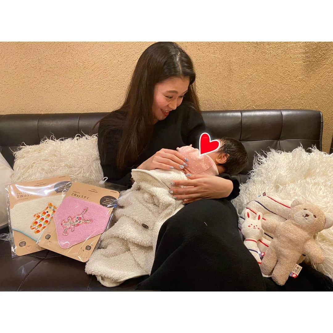 潮みかさんのインスタグラム写真 - (潮みかInstagram)「﻿ ﻿ 天使に会ってきた🥺👼💘﻿ もうおばちゃんメロメロっす﻿ 生まれた日ぶりにやっと会えた💗﻿ あーーーー可愛い﻿ 可愛い以外の言葉でん﻿ ずっとなんか喋ってた😂﻿ はーーーー愛おしい﻿ ﻿ #天使 ﻿ #キュン死 ﻿ #プレゼントしたクマとウサギずっと見てて可愛すぎた ﻿ #＿|￣|○ ﻿ #🧸🐰 ﻿ #天使に癒されたし ﻿ #友達と喋って笑いすぎて死んだ ﻿ #母になっても変わらずおもろい ﻿ #あと家素敵すぎた ﻿ #ラグジュアリースパクオリティ ﻿ #まじマイナスイオン ﻿ ﻿ 昨日ネイリストさんに言われてびっくりしたんやけど、﻿ 平成31年と、令和元年と、令和2年が同学年って知ってた？﻿ 最高にややこい😂﻿ 絶対途中でわからんくなる自信ある🙃﻿ やばくない？！﻿ #天使ちゃんは令和元年ちゃん ﻿ #また癒されに来よっと ﻿ #最後の写真 ﻿ #寝ながら ﻿ #アイーン ﻿ #してた ﻿ #ぴえん」1月7日 19時25分 - ushiomika