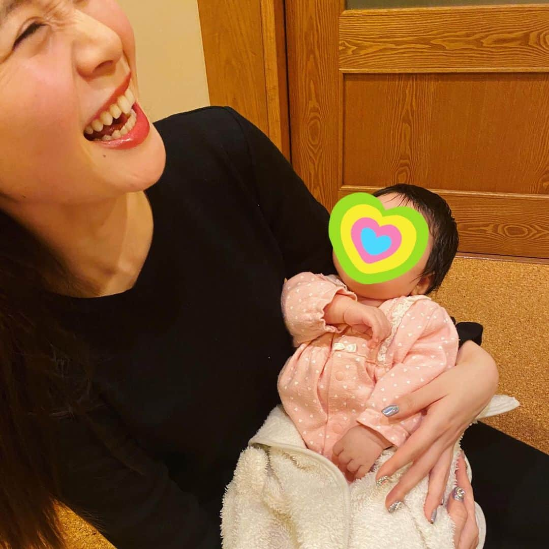 潮みかさんのインスタグラム写真 - (潮みかInstagram)「﻿ ﻿ 天使に会ってきた🥺👼💘﻿ もうおばちゃんメロメロっす﻿ 生まれた日ぶりにやっと会えた💗﻿ あーーーー可愛い﻿ 可愛い以外の言葉でん﻿ ずっとなんか喋ってた😂﻿ はーーーー愛おしい﻿ ﻿ #天使 ﻿ #キュン死 ﻿ #プレゼントしたクマとウサギずっと見てて可愛すぎた ﻿ #＿|￣|○ ﻿ #🧸🐰 ﻿ #天使に癒されたし ﻿ #友達と喋って笑いすぎて死んだ ﻿ #母になっても変わらずおもろい ﻿ #あと家素敵すぎた ﻿ #ラグジュアリースパクオリティ ﻿ #まじマイナスイオン ﻿ ﻿ 昨日ネイリストさんに言われてびっくりしたんやけど、﻿ 平成31年と、令和元年と、令和2年が同学年って知ってた？﻿ 最高にややこい😂﻿ 絶対途中でわからんくなる自信ある🙃﻿ やばくない？！﻿ #天使ちゃんは令和元年ちゃん ﻿ #また癒されに来よっと ﻿ #最後の写真 ﻿ #寝ながら ﻿ #アイーン ﻿ #してた ﻿ #ぴえん」1月7日 19時25分 - ushiomika