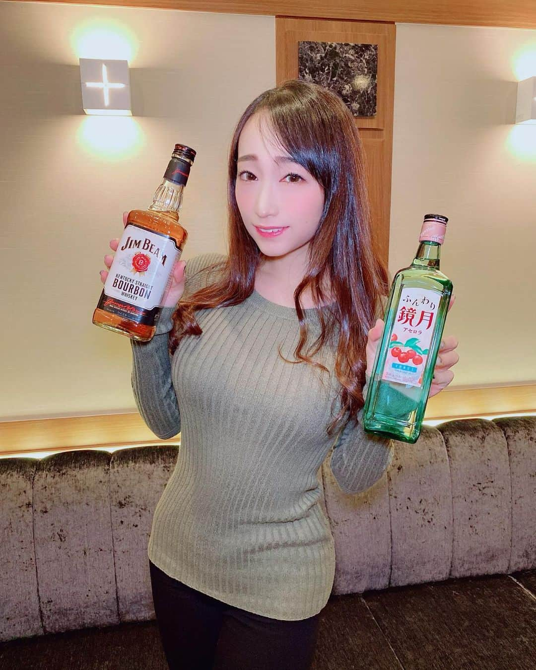 蓮実クレアさんのインスタグラム写真 - (蓮実クレアInstagram)「歌舞伎町のBAR  HARUにて新年オフ会中♡ 飛び入り誰でもOK 22:30までいるよー ↓ https://docs.google.com/forms/d/e/1FAIpQLScUw7LRPbYOLJS9Pchv232UIPrLmDO2pGd1iCSXrgKZKzO_tA/viewform」1月7日 19時25分 - hasumi_kurea