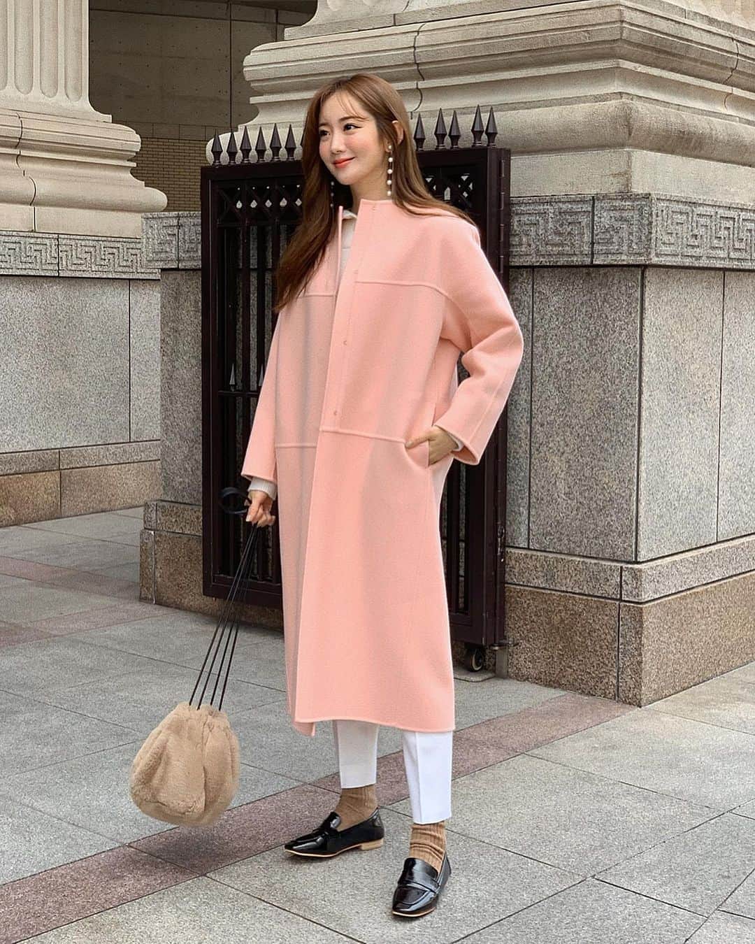 ___mikik___さんのインスタグラム写真 - (___mikik___Instagram)「しふく ⠀ ストーリーズから沢山質問頂いているこのコート @drawerofficial のものです⋰ ⠀ いくつになってもピンクらぶ🤍 ⠀ coat…#drawer knit、shoes、bag…#hyeon pants…#unitedarrows」1月7日 19時28分 - ___mikik___