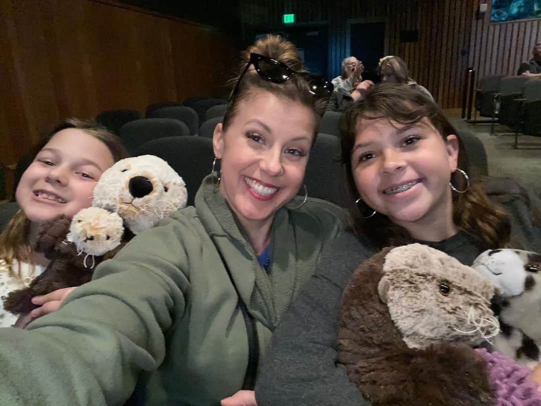 ジョディ・スウィーティンさんのインスタグラム写真 - (ジョディ・スウィーティンInstagram)「Today’s #girlstrip2020 adventures were at the @montereybayaquarium ! We learned a lot about oceans, reefs and most importantly: otters! Haha! The girls even made sure to get their own to take home. The stuffed versions, that is. #havingfunandlearningtoo #conservation #education #californiaadventure」1月7日 10時29分 - jodiesweetin