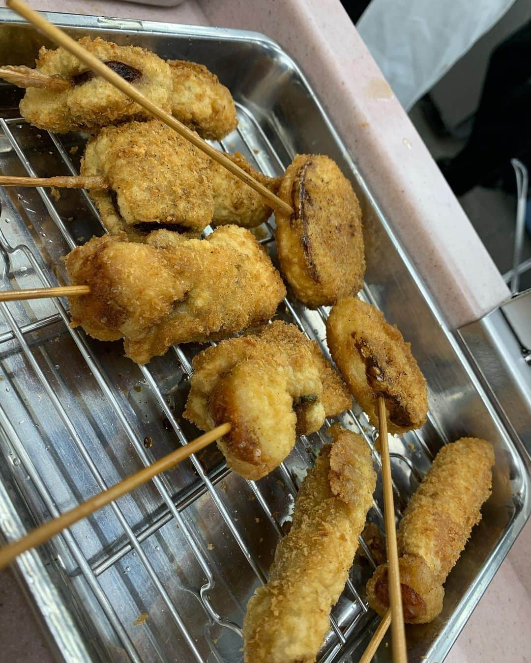 水川スミレさんのインスタグラム写真 - (水川スミレInstagram)「Osaka! It tastes like my childhood.  I love exploring new spots in old areas I’ve known forever.  The local food is as delicious as ever. 🤤  大阪はうちのホームで 本当に大好きな場所 久々に大阪の ローカルフードもいっぱい行って 最高に満足 やっぱり大阪は最高だね 人もグルメもコスパも大好きです #大阪グルメ #大阪 #osaka #串カツ #八重勝 #近江屋本店 #instafood」1月7日 10時44分 - mizukawasumire