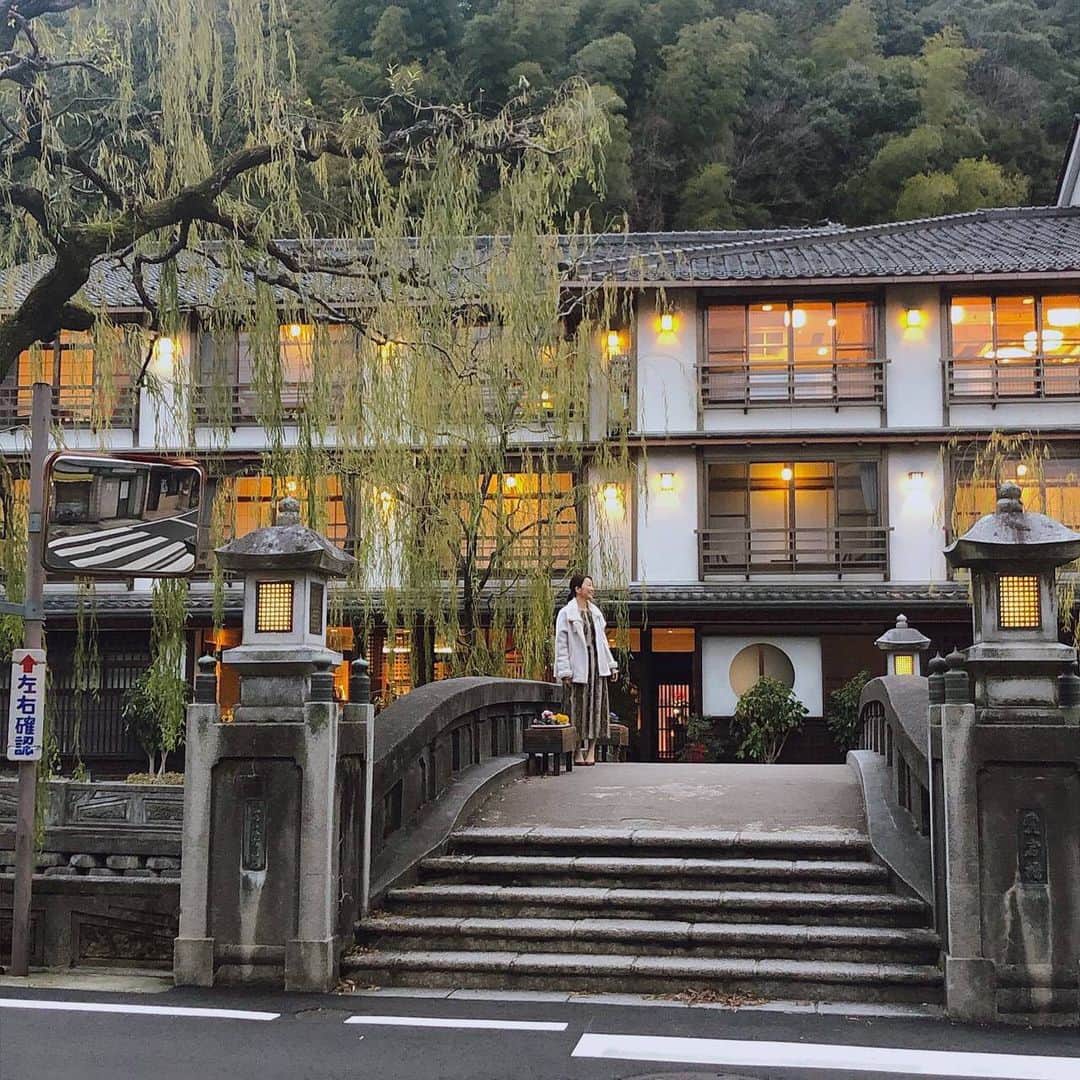 羽田美智子さんのインスタグラム写真 - (羽田美智子Instagram)「いつもナレーションをやらせていただいている『空旅をあなたへ』ですが、今月は私も旅をさせていただいてます✈️ 行き先は城崎温泉♨️ 風情、旅情たっぷりの温泉街。 素敵なお店が立ち並び、訪れる度に新鮮な驚きと発見のある街です。 ✈️から見る景色大好き💕  富士山、アポロチョコみたいで可愛いかったです(笑)  毎週木曜日22:54～23:00放送ですが、次回9日は夜23:09～23:15放送です！ 関東地方のみのオンエアですが、、良かったら一緒に旅してくださいね✈️ #空旅をあなたへ #JAL #木下優　さん #入江未悠　さん  #mystrada_official #nostalgia_jp」1月7日 11時03分 - michikohada
