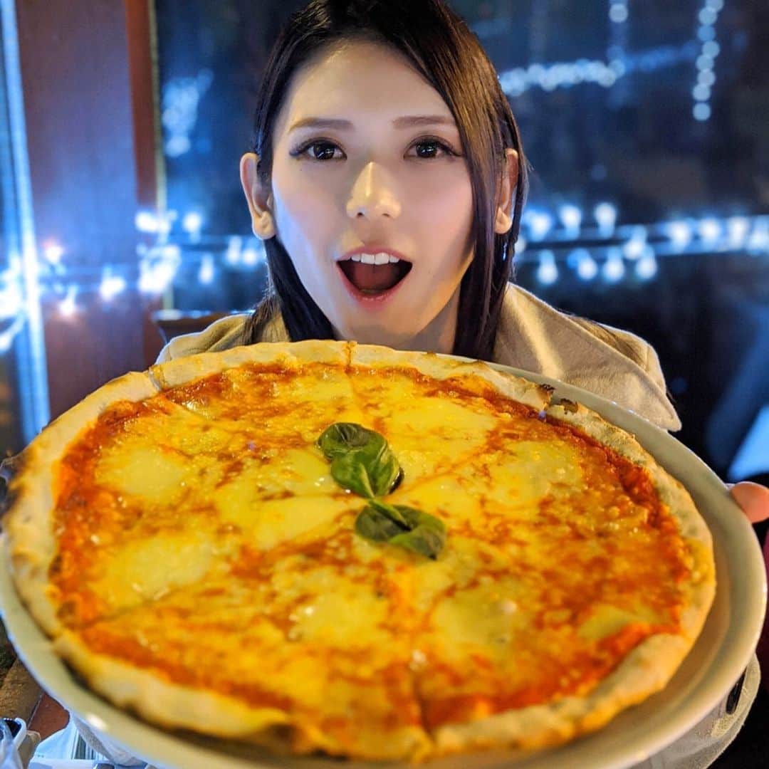 大見さなえさんのインスタグラム写真 - (大見さなえInstagram)「イタリアといえばピザ😍🍕﻿ ローマ『Ciao Bella Restaurant Rome』﻿ ﻿ 定番のマルゲリータはチーズたっぷり！！﻿ それなのに薄生地だからぺろっと食べられるから、﻿ はしごした後でも楽しめる☺️🧀💓﻿ ﻿ 店員さんが呼び込みしてて、ピザだけでもいいよと﻿ サクッと食べ飲みを受け入れてくれるお店🙆‍♀️﻿ ﻿ #ciaobellarestaurant ﻿ #ピザ #pizza #イタリア #ローマ﻿ #イタリア旅行 #ローマ旅行 #イタリアグルメ﻿ #ローマグルメ #マルゲリータ﻿ #マルゲリータピザ #めぐログ_ローマ」1月7日 11時20分 - tabe_megumi