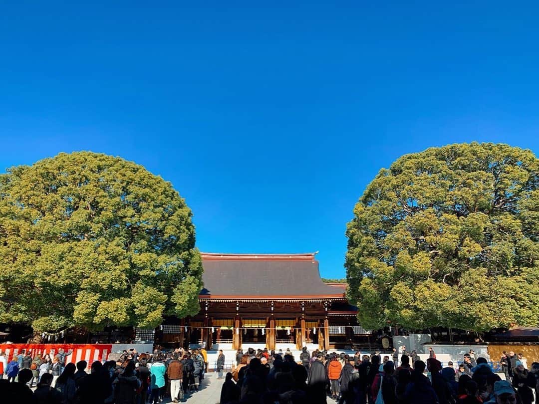 旅行比較サイト・トラベルコ 理想の旅を、いちばん安く。のインスタグラム：「#2020年 始まりましたね！　みなさんは新年の目標、立てましたか？　今年行きたい国・都市はどこですか？　よかったらぜひ教えてください☺️📝 * トラベルコスタッフは2019年の終わりに #初詣 ならぬ #終詣 へ行ってきました！  #終詣 という言葉はなく、正しくは #詣納め というそうですが、一年を振り返りながら無事健康に過ごせたことを感謝してお参りし、とても清々しい気持ちになりました👏  今年鎮座100年を迎える #明治神宮 は御本殿の修復工事も終わり、境内には新たに #明治神宮ミュージアム もオープン！　記念すべきこの年にぜひまた訪れたいところです✨  当アカウントでは、今年も引き続きトラベルコスタッフの旅レポートや、おすすめ旅情報をお届けしてまいります👐 ぜひフォロー＆いいねをいただけると嬉しいです💓 * 今年もトラベルコと一緒に、たくさん旅しましょう🧳 * * * あなたが訪れた旅先での写真に《 @travelko_chan 》《 #トラベルコ 》《 #travelko 》とタグ付けして投稿してみてください！こちらのアカウントで紹介させていただくかもしれません♪ * * * #2020年 #新年 #神社 #明治神宮 #東京 #日本 #newyear #travel #trip #sightseeing #旅行 #旅行好きな人と繋がりたい #写真好きな人と繋がりたい #女子旅 #一人旅 #カメラ女子 #カメラ男子 #photooftheday #followme #instatravel #travelgram #instagood #instaphoto #トラベルコ #travelko #トラベルコちゃん」