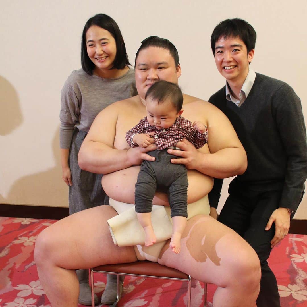 日本相撲協会さんのインスタグラム写真 - (日本相撲協会Instagram)「昨日行われた、赤ちゃん抱っこ撮影会の様子です。﻿ （一月場所の「赤ちゃん抱っこと撮影4人マスC席」の撮影会）﻿ ﻿ 毎場所人気の撮影会です！﻿ 国技館では、大きなベビー休憩室を設けており、マス席でゆったり観戦いただけます。﻿ ﻿ @sumokyokai #大相撲 #sumo #相撲  #初場所 #力士 #お相撲さん #japanlife #ilovejapan #sumowrestlers #japanculture #赤ちゃん #baby #ベビ  #あかちゃん #キッズ #子供 #男の子 #女の子 #スマイル  #国技館 #白鵬 #鶴竜 #貴景勝 #豪栄道 #高安 #朝乃山 #大栄翔」1月7日 11時14分 - sumokyokai