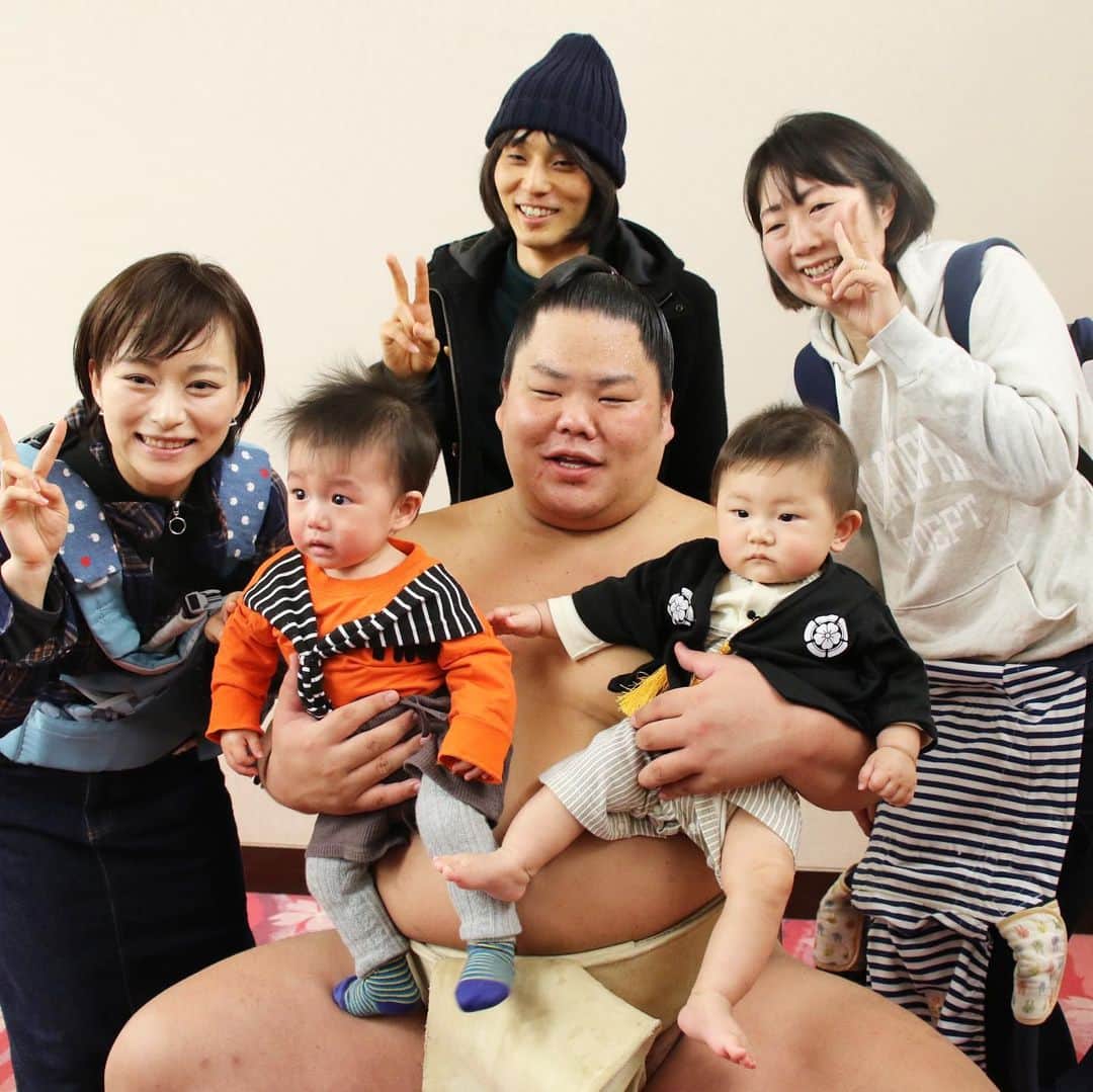 日本相撲協会さんのインスタグラム写真 - (日本相撲協会Instagram)「昨日行われた、赤ちゃん抱っこ撮影会の様子です。﻿ （一月場所の「赤ちゃん抱っこと撮影4人マスC席」の撮影会）﻿ ﻿ 毎場所人気の撮影会です！﻿ 国技館では、大きなベビー休憩室を設けており、マス席でゆったり観戦いただけます。﻿ ﻿ @sumokyokai #大相撲 #sumo #相撲  #初場所 #力士 #お相撲さん #japanlife #ilovejapan #sumowrestlers #japanculture #赤ちゃん #baby #ベビ  #あかちゃん #キッズ #子供 #男の子 #女の子 #スマイル  #国技館 #白鵬 #鶴竜 #貴景勝 #豪栄道 #高安 #朝乃山 #大栄翔」1月7日 11時16分 - sumokyokai