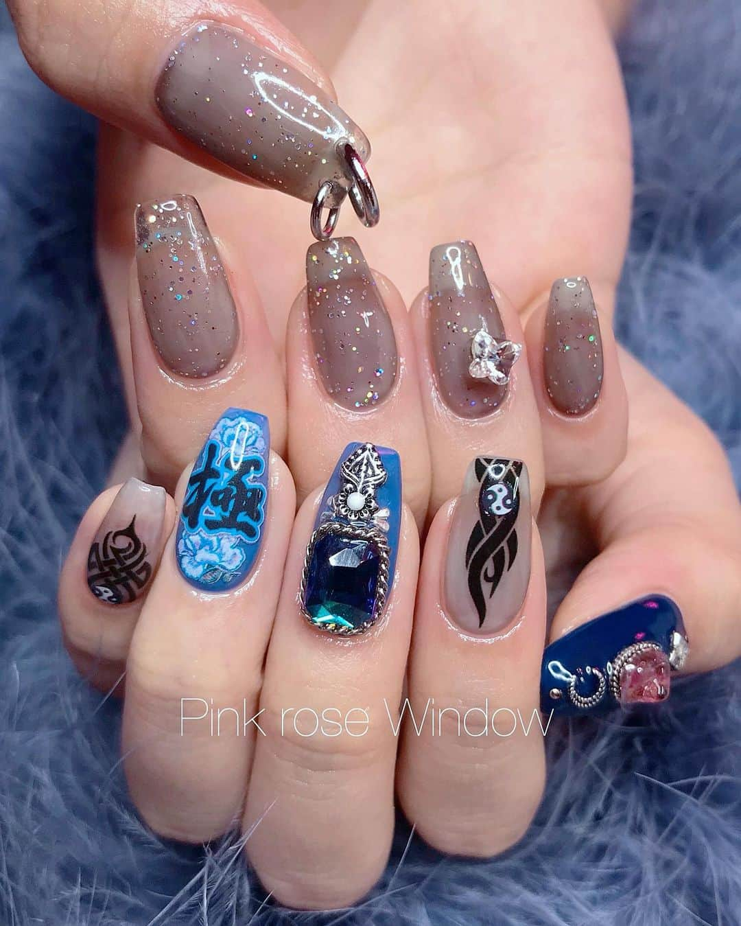 KAI32さんのインスタグラム写真 - (KAI32Instagram)「. Pierce nails☑️🔗🇸🇴 . 冬休み中の学生さんや成人式用のネイルで来店されるお客様がたくさんで嬉しいです🧊💫1月も激務だけど頑張る🔥 . . ステッカーは　@m_d_a mayu先生と　 @shanailpro のコラボデザインを使用しました！トライバル柄とかエモすぎて上がる🔥🙋🏼‍♂️🔥🙋🏼‍♂️ . . 使用アイテム . トライバルステッカー↓ Blackink tribal @shanailpro . . 漢字ステッカー↓ 漢字font @shanailpro . . カラージェル　@dorux_gel_nail  235M ブルー 122M ネイビー 283C シースルーブラック . . . #pinkrosewindow #pink_rose_window  #タトゥーネイル #トライバルネイル #ピアスネイル」1月7日 11時21分 - kai32