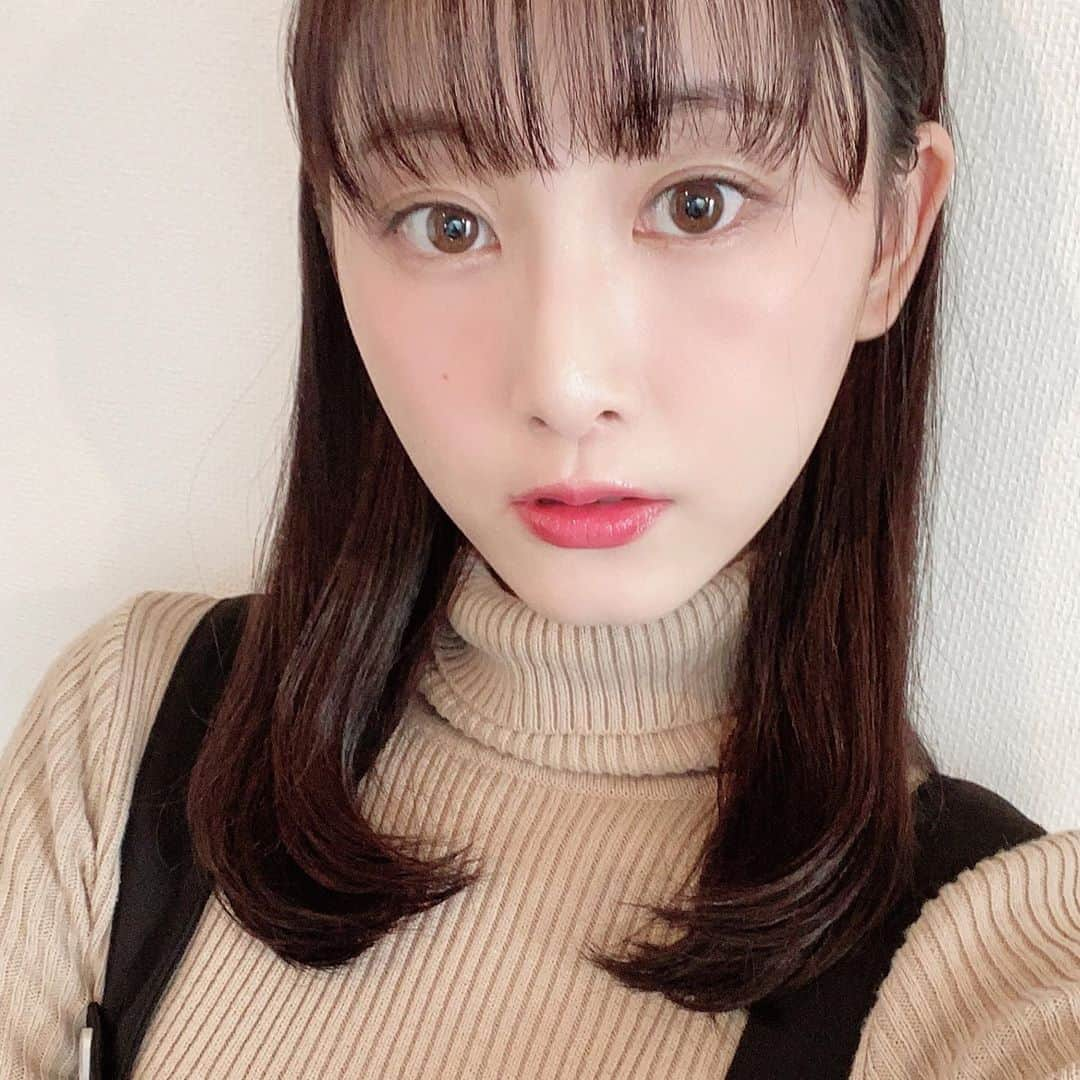 松井玲奈さんのインスタグラム写真 - (松井玲奈Instagram)「今日のメイクが上手くいって御機嫌です。 ストーリーにも書いたけど、最近のリップは Diorのアディクトリップマキシマイザーをベース BIDOLのほっとかないでREDをメインで塗ってます。 マキシマイザー残量瀕死なので買わなくちゃ笑 メイクも美容も去年より頑張ろうと思います。研究をして可愛く綺麗になるぞ！と素敵な人の姿を見て刺激を受けました。 おすすめのものあったら教えてくださいっ。 @diormakeup  #メイクアップ」1月7日 11時24分 - renamatui27