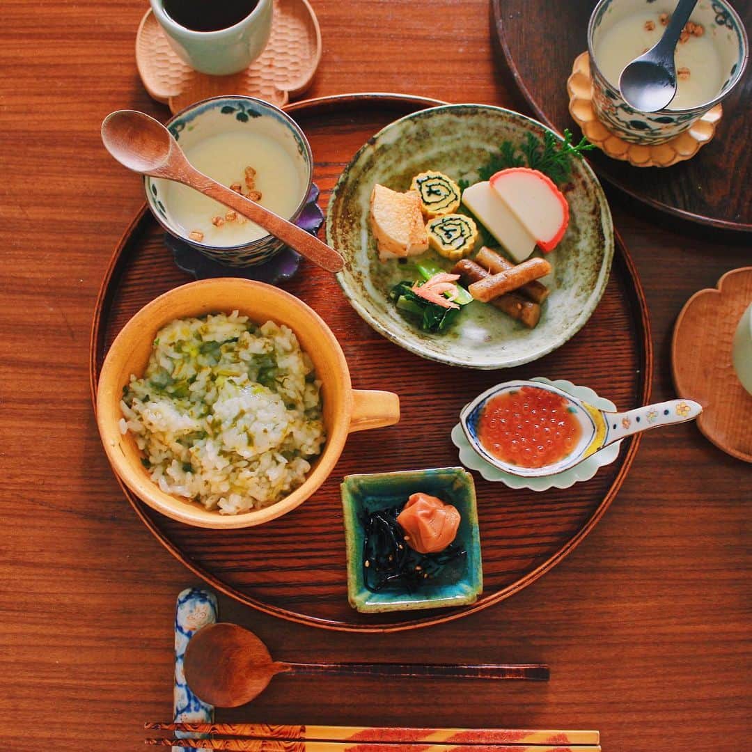 Kaori from Japanese Kitchenさんのインスタグラム写真 - (Kaori from Japanese KitchenInstagram)「無病息災を願う七草粥。少し水分がすくなかったかな？ ・ こんにちは。 遅ればせながらあけましておめでとうございます🎍🎌 仕事も始まりあっという間に人事の節句。 最近脂っこいものばかり食べていたせいか お腹の調子がよくありません。 ということで七草粥で立て直し。 朝粥、ホッとします。 年末年始と旅行先で 残念なくらい体調不良でしたので 無病息災を切に願っていただきました。 今日の薬膳走り書きも七草です。 ・ 年始に今年の目標を掲げても なかなか達成できない （そして日々目標が変わる）ため やることではなくやめることを掲げて ハードルを下げることにしました。 夜更かしをやめるのを目標にがんばります。 今年もマイペースですがどうぞよろしくお願いします。 ・ 【おしながき】 七草粥 ごま昆布と梅干し いくら醤油漬け 紅白かまぼこ 海苔卵焼き 青菜の柚子胡椒和え ごぼうの漬物 山芋の素揚げ 杏仁豆腐　はと麦フレークのっけ ・ Hi from Tokyo! Here’s Japanese breakfast:7 Japanese herbs porridge, pickled plum, konbu seaweed, fish cakes, rolled egg omelet, pickled burdock, deep-fried yum, spinach, and almond milk jerry as a dessert.  Happy Late New Year to all! ・ ・ 2020.01.07 Tue ・ #japanesemeal #japanesefood #washoku #breakfast #朝ごはん #おうちごはん #早餐 #아침밥 #薬膳 #うつわ #和食器 #japonais #自炊 #七草粥 #小澤基晴 #松浦コータロー #朝粥」1月7日 11時50分 - coco_kontasu