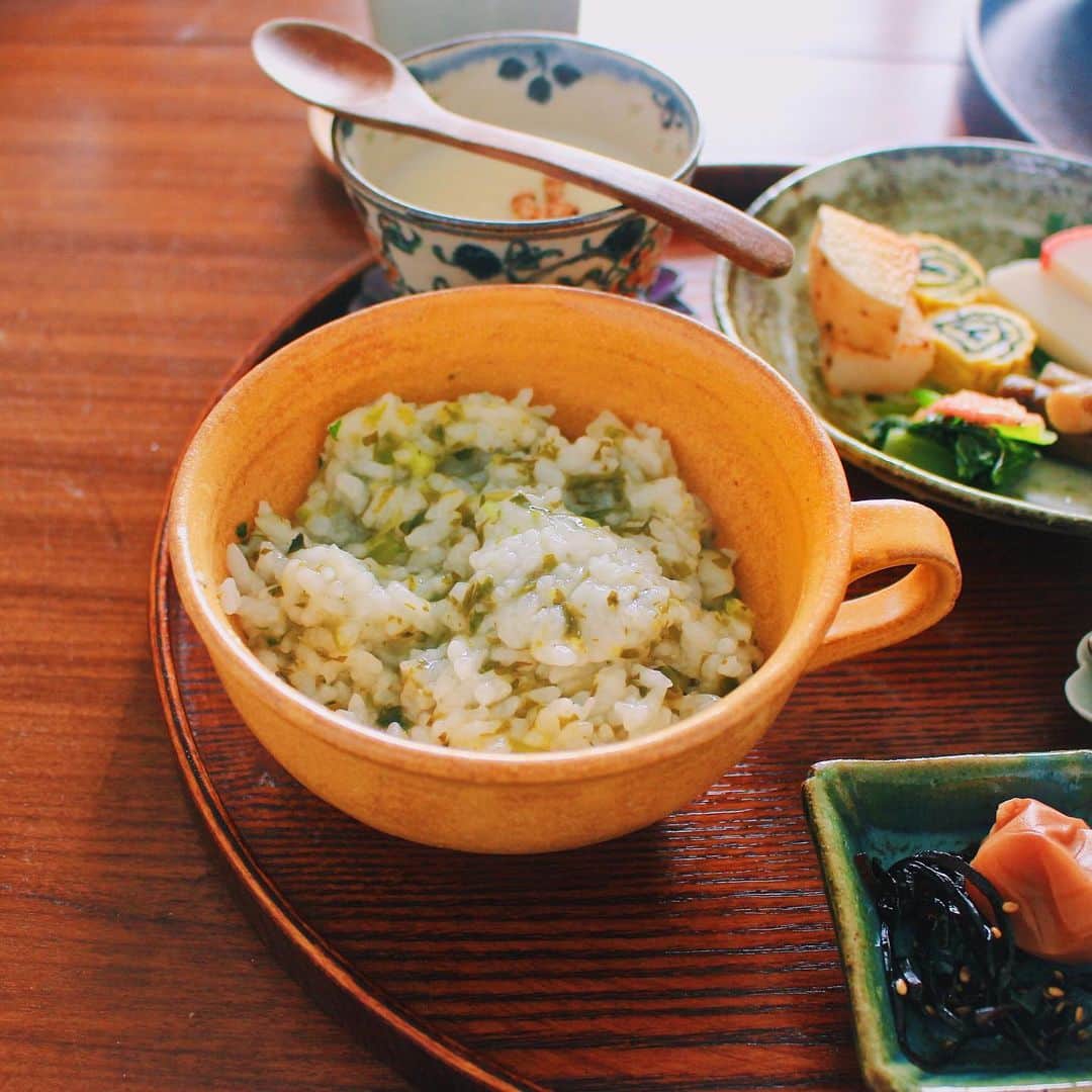 Kaori from Japanese Kitchenさんのインスタグラム写真 - (Kaori from Japanese KitchenInstagram)「無病息災を願う七草粥。少し水分がすくなかったかな？ ・ こんにちは。 遅ればせながらあけましておめでとうございます🎍🎌 仕事も始まりあっという間に人事の節句。 最近脂っこいものばかり食べていたせいか お腹の調子がよくありません。 ということで七草粥で立て直し。 朝粥、ホッとします。 年末年始と旅行先で 残念なくらい体調不良でしたので 無病息災を切に願っていただきました。 今日の薬膳走り書きも七草です。 ・ 年始に今年の目標を掲げても なかなか達成できない （そして日々目標が変わる）ため やることではなくやめることを掲げて ハードルを下げることにしました。 夜更かしをやめるのを目標にがんばります。 今年もマイペースですがどうぞよろしくお願いします。 ・ 【おしながき】 七草粥 ごま昆布と梅干し いくら醤油漬け 紅白かまぼこ 海苔卵焼き 青菜の柚子胡椒和え ごぼうの漬物 山芋の素揚げ 杏仁豆腐　はと麦フレークのっけ ・ Hi from Tokyo! Here’s Japanese breakfast:7 Japanese herbs porridge, pickled plum, konbu seaweed, fish cakes, rolled egg omelet, pickled burdock, deep-fried yum, spinach, and almond milk jerry as a dessert.  Happy Late New Year to all! ・ ・ 2020.01.07 Tue ・ #japanesemeal #japanesefood #washoku #breakfast #朝ごはん #おうちごはん #早餐 #아침밥 #薬膳 #うつわ #和食器 #japonais #自炊 #七草粥 #小澤基晴 #松浦コータロー #朝粥」1月7日 11時50分 - coco_kontasu