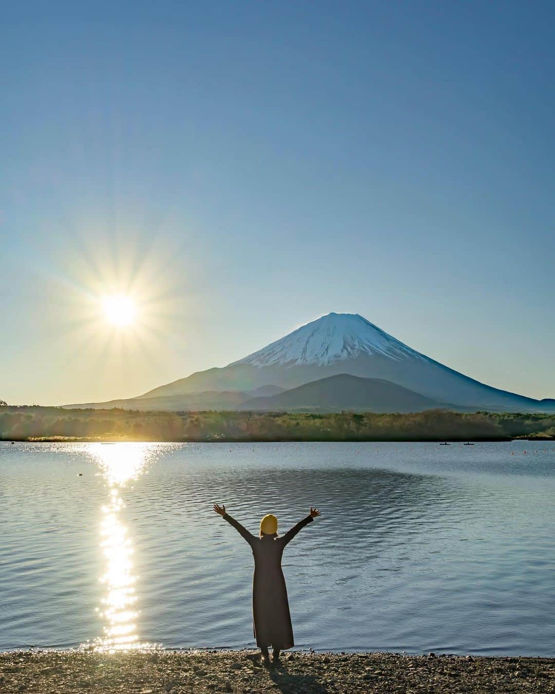 詩歩さんのインスタグラム写真 - (詩歩Instagram)「🗻﻿ ﻿ TODAY IS MY BIRTHDAY🎂﻿ ﻿ I was born in today 7th January 1990 at a place where Mt. Fuji can be seen. 🗻✨　My 30’s has just started! ﻿ ﻿ ３０年前の今日１月７日、冬のよく晴れた日の昼間。﻿ ﻿ 富士山がよく見える静岡の病院でオギャーと生まれました🍼﻿ ﻿ 地元にいたころは想像すらしていなかった今の生活だけど、これからもマイペースに、でも少しずつ挑戦を続けながら、生きていきたいと思います。﻿ ﻿ ﻿ これからも末永くよろしくお願いします😊✨﻿ ﻿ ﻿ ﻿ 📍富士山﻿ 📍Mt.Fuji﻿ ﻿ ﻿ ©詩歩/Shiho」1月7日 11時55分 - shiho_zekkei