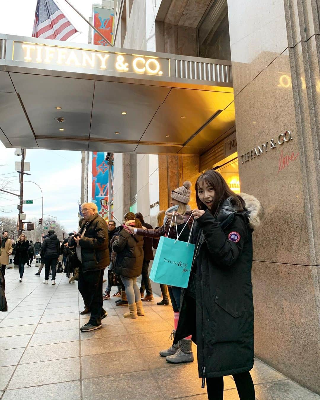 小林さりさんのインスタグラム写真 - (小林さりInstagram)「TIFFANY & Co. ・ ・ ティファニー本店へ ༘* 映画と全く同じ建物でとっても素敵でした◡̈♪ 広々としていてゆっくり回っているとあっという間に時間が！！ 可愛いアイテムがたくさんでたくさん試着しちゃった◡̈♡ ・ ・ アメリカ本国で購入すると日本よりお得にゲット出来るよ⋆︎* アメリカへ行くとこがある方は是非行ってみてね✈︎°. ・ ・ #ティファニー #tiffany #tiffanyandco  #tiffany5thavenue #tiffanyandlove」1月7日 11時53分 - _____sari