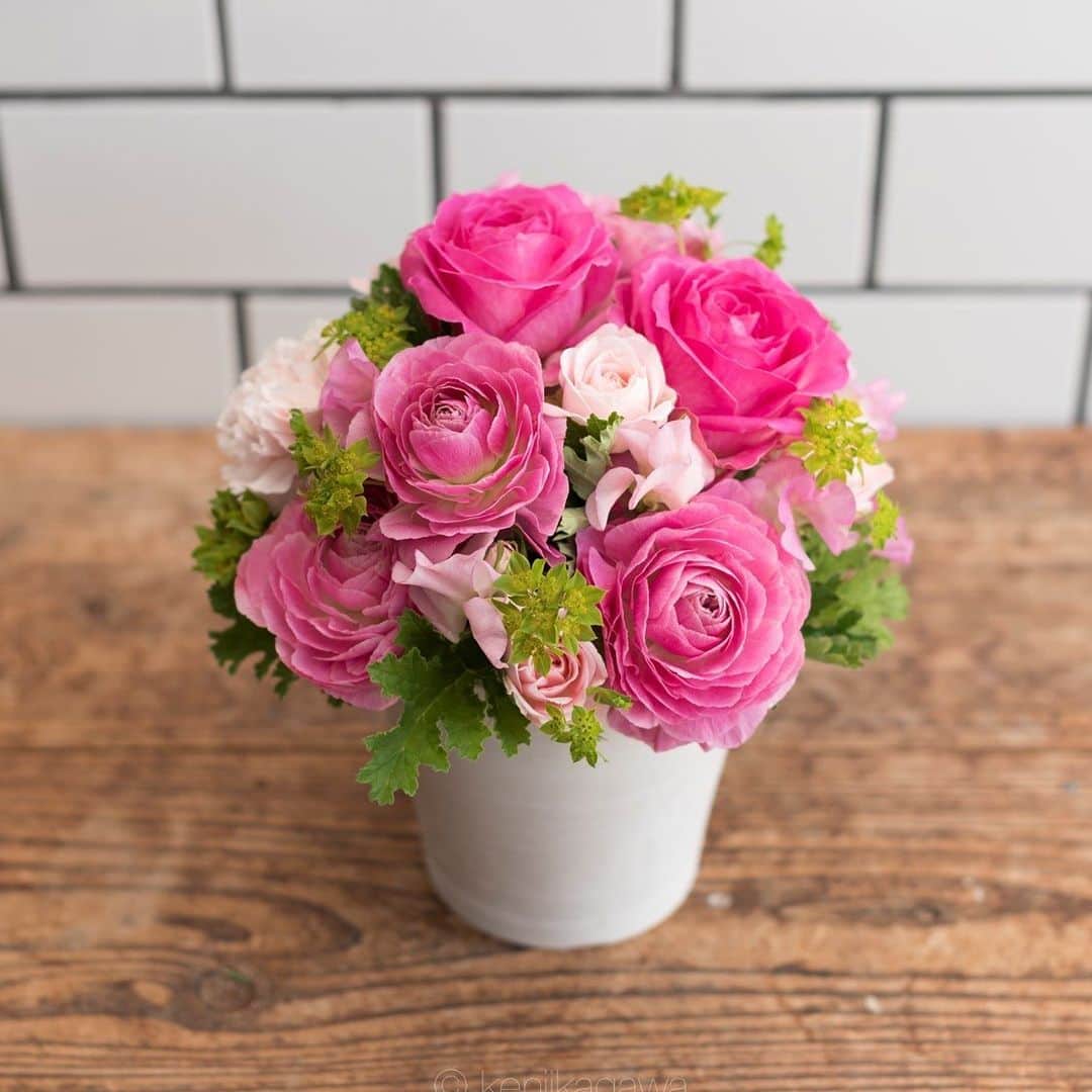 プシュケ[PSYCHE&]・花キューピットのインスタグラム：「. とっておきの贈り物でお祝いを 人気のバラやラナンキュラスでまとめた春限定ギフト。お花をたくさん詰め込んだアレンジメントを、お部屋に飾れば春の香りに包まれます。ローズピンクの華やかな色合いは特別な1日を彩るとっておきのギフトです。 . C_spring_0129 (フラワーアレンジメント) ¥7,396 税込  ｰｰｰｰｰｰｰｰｰｰｰｰｰｰｰｰｰｰｰｰｰｰｰｰｰｰｰｰｰｰｰｰｰｰｰｰｰｰｰｰｰｰｰｰｰｰｰｰｰｰｰ #プシュケ #花キューピット #花 #💐 #ザ花部 #お祝い #spring #ラナンキュラス #バラ #花に心を込めて #暮らしに花を #花のある暮らし #丁寧な暮らし #フラワーデザイン #インテリアフラワー #フラワーギフト #プシュケ_cute」