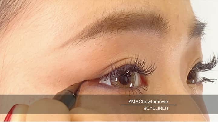 M∙A∙C Cosmetics Japanのインスタグラム：「ㅤ 【今年こそは！ シリーズ ： アイライナー編】 ㅤ 今年こそはマスターしたい！ 仕上がりにぐっと差が出るメイクテクニックを動画で分かりやすくご紹介♪ 第１弾は、アイライナー👀✨ 少しの違いでぐっと差が出る、アイラインテクニックをマスターして‼️ ㅤ ㅤ ↓↓メイン使用製品↓↓ [プロ ロングウェア アイ ライナー] ストロング ウィルド [ブラシストローク ライナー]  ブラシブラウン ㅤ ㅤ MAKE UP AND MODEL： MAC ARTIST MOEKO KAKEMI @mac_kyotaka_ PHOTO: @takaki_iwata ㅤ ㅤ #MACCosmeticsJapan #MACコスメ #MACCosmetics #コスメ #メイク #プロロングウェアアイライナー #ブラシストロークライナー #アイライナー #リキッドアイライナー #MACアイメイク #アイメイク #コスメ #トレンドメイク #eyemakeup #eyeliner #makeup #beauty」