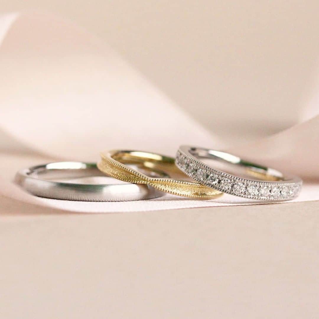 ith / イズ オーダメイド結婚指輪さんのインスタグラム写真 - (ith / イズ オーダメイド結婚指輪Instagram)「いろんな組み合わせで着けて ジュエリーを楽しめるように。 . 男性から贈られた、大切な婚約指輪は ダイヤが並んだ《フルッソ》。 ゴージャスで華やかな気分にぴったりです。 . カジュアルに、少しすっきりと。 そんな印象にしたいときは、 可愛らしいフォルムの《リボン ウーノ》を。 . 男性の指輪は、シンプルなセミマットで。 着け心地の軽い《アンダンテ》を 落ち着いた雰囲気に仕上げました。 . . ▽ 指輪について 結婚指輪(男性)：アンダンテ Pt900：99,000円〜 . 結婚指輪(女性)：フルッソ Pt900：192,000円〜 . 結婚指輪：リボン ウーノ K18YG：112,000円〜 . . 公式ハッシュタグ🤳✨ #イズマリッジ . . #結婚指輪 #婚約指輪 #プロポーズ  #マリッジリング #エンゲージリング  #指輪 #ダイヤモンド #ブライダルリング #婚約 #プレ花嫁 #ペアリング #指輪選び  #ウェディングドレス #ナチュラルウェディング  #指輪探し #結婚指輪探し #ゴールドリング  #オーダーメイドリング #結婚指輪オーダー #オーダーメイド #花嫁 #2020春婚 #2020夏婚 #2020秋婚 #エタニティリング #アニバーサリー」1月7日 12時00分 - ith_marriage
