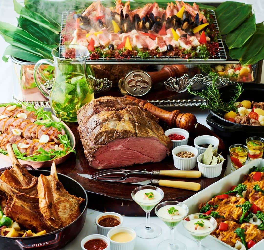 横浜ロイヤルパークホテルのインスタグラム：「【お肉のパラダイス✨「THE MEAT」】 本日より、70F スカイラウンジ「シリウス」では、お肉がメインのブッフェ「THE MEAT」が始まります！今回は、平日と休日で楽しめるメニューが変わるのも特徴です。平日には北海道 しべちゃ”星空の黒牛”の洋風しゃぶしゃぶ、休日にはいちごづくしのデザートが登場しますよ🍓  #横浜ロイヤルパークホテル #yokohamaroyalparkhotel #横浜 #yokohama #みなとみらい #minatomirai #シリウス #ホテルブッフェ #ブッフェ #しべちゃ #星空の黒牛 #肉の日 #いちごづくし #いちごづくし🍓」
