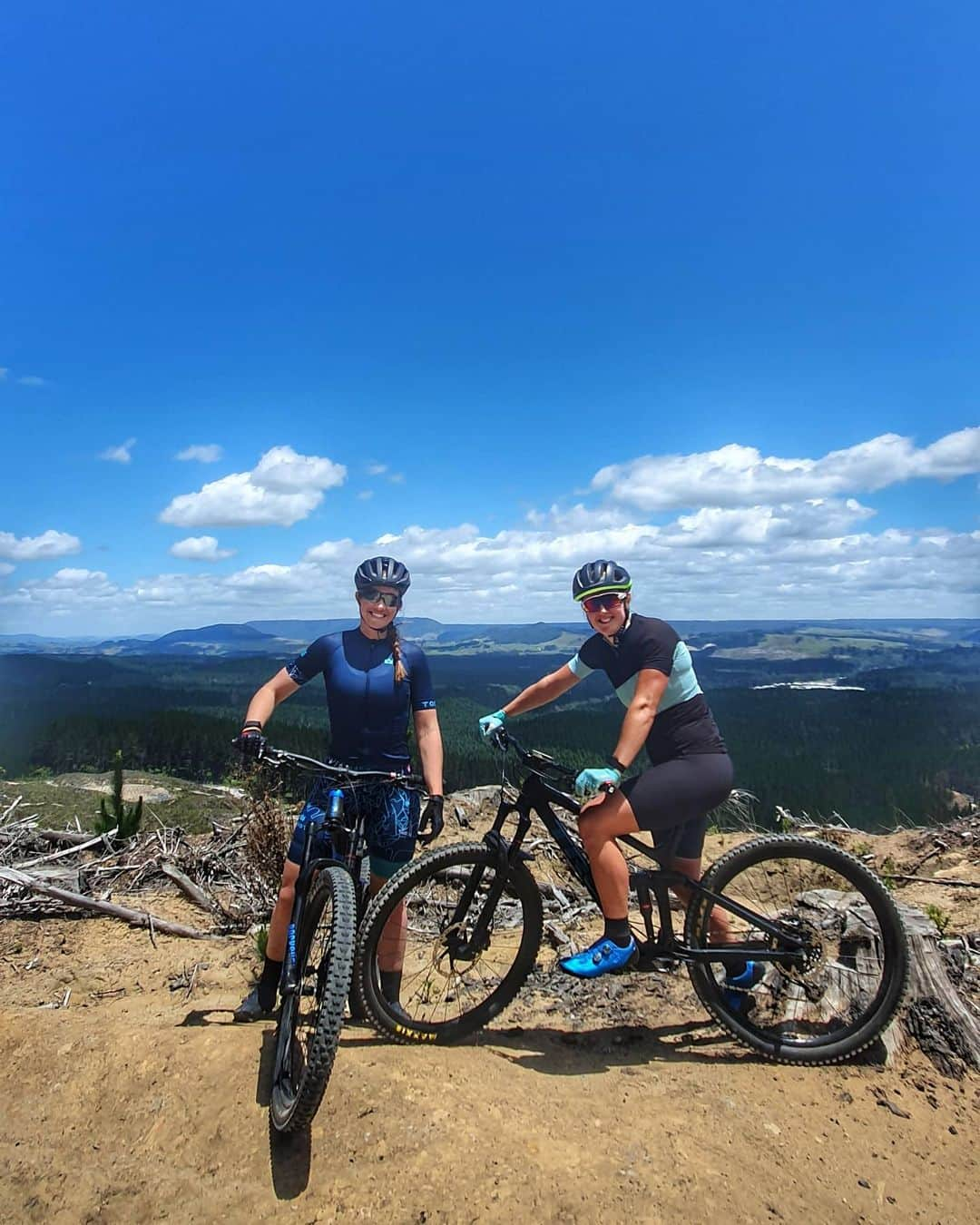 サラ・ウォーカーのインスタグラム：「Riding up to the top of this hill with @lauraasmulders, legs burning & heart rate hanging out above 160bpm, reminding myself to be grateful and enjoy the burn! Worth it for the views (and the jumps back down)! Hire bike from @mountainbikerotorua took everything I threw at it too!」