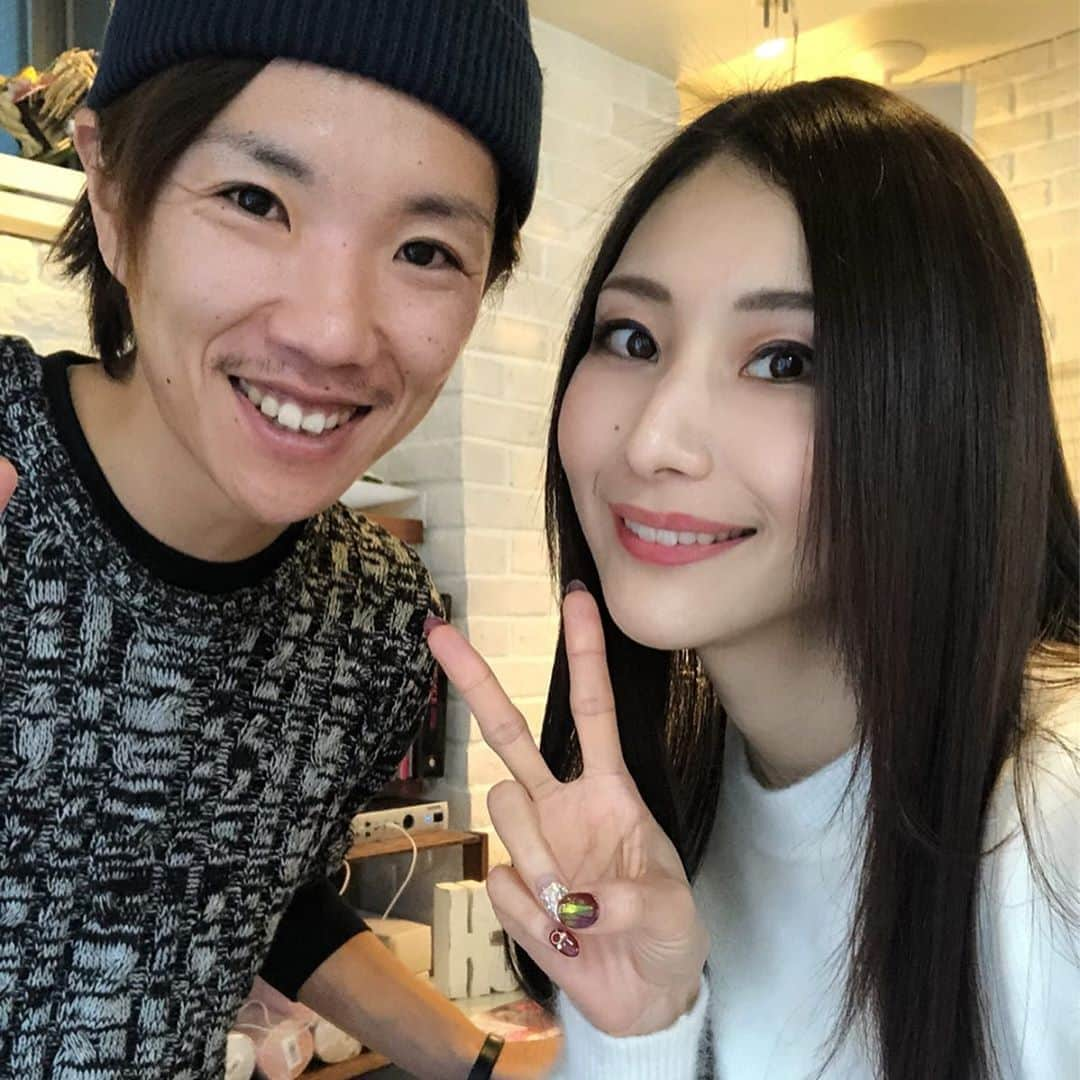 青山千夏さんのインスタグラム写真 - (青山千夏Instagram)「ヘアーサロンIMにて最高峰のトリートメント、サイエンスアクアをやっていただいてきました🥰❤️ 繰り返したカラーやストレート、冬の乾燥によるダメージで毛先がパサパサだったんだけど、ツヤツヤサラサラになったよ💋✨ 髪の毛のコンプレックスが強くて、自分でできるケアは何でも試してきたつもりだけど、やっぱり髪のプロにやってもらうと結果が全然違うなと思いました😭❤️ パサパサだった毛先がつるんとまとまって、全体もボリュームが気になっていたんだけど落ち着いて扱いやすくなった！天使の輪ができたよ👼  髪の毛が綺麗だと本当にテンションが上がる！！ 通常のトリートメントは表面にコーティングをしてツヤを出すだけなんだけど、サイエンスアクアは美髪チャージをして本来の潤いと艶を導入することで、すっぴんの髪でも綺麗にしてくれるんだって👩‍🏫 私のインスタ見た！とお問い合わせした方はサイエンスアクアが20%オフで受けられるそうです👏✨ めっちゃお得だし、この機会に髪に悩んでる人はぜひ一度受けてみてほしい！  私も綺麗な髪をキープして伸ばしたいからこれから通わせてもらおうと思います😍 #ヘアーサロンIM #草加市美容室 #獨協大学前美容室 #サイエンスアクア #美髪チャージ #ヘアケア #元ヘルニア美容師 #pr #コラボベース」1月7日 12時17分 - chinatsu_aoyama0819