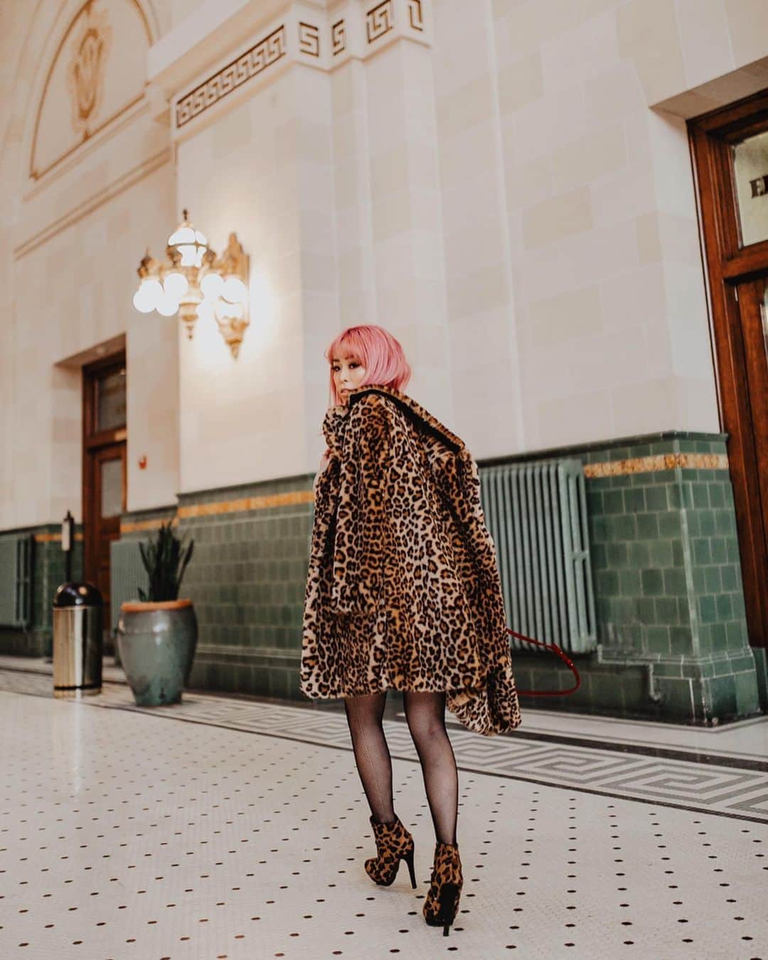 AikA♡ • 愛香 | JP Blogger • ブロガーのインスタグラム：「2020, hear me roar 🐆💞 Let's find our inner leopard this year and pounce on every opportunity 🖤 🐆🐆﻿ Check my stories to peek how I was rocking this, my go-to leopard coat, for grocery shopping 🛒 🎌 and I share my fave instant Yakisoba noodle 😋🥢 Have you tried any?! It’s so YUM!! ﻿ ﻿ ⋆ ⋆ ⋆ ⋆ ﻿ ﻿ レオパード柄ゎ今年もヘビロテ間違いなし🐆﻿ コートもブーツも少し前のだけど﻿ 未だに毎年着るの🖤﻿🧥👢 以外にさらっと着れて一気におしゃれ感増すから﻿ スーパーでお買い物🛒でも目立てますの🤣✨ ストーリーズ見てね！！😋🥢﻿ -﻿ 📷: @marcellarphoto  #leopardprint #petitefashion #5feetstyle #pinkhair #winteroutfits #seattlefashionblogger #レオパード」