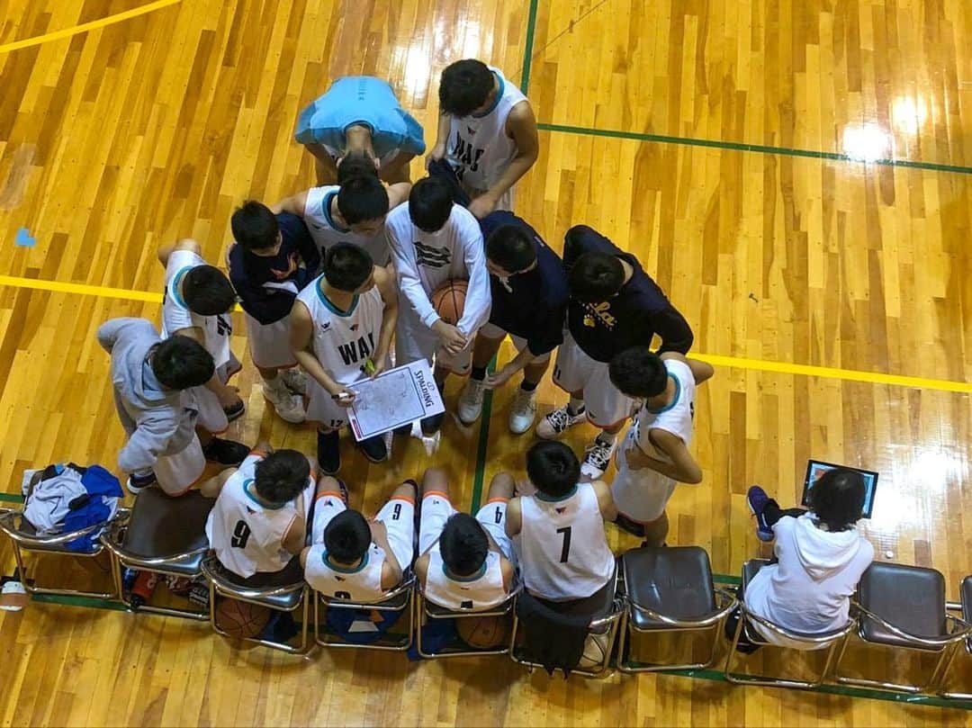 青木康平のインスタグラム：「昨日でクラブ選手権が終了しました。 結果は予選グループで2連敗をしてしまい、決勝トーナメントに進む事が出来ませんでした。 負けた日の夜は遅くまでミーティングを行い、今の現状を能塚さんやナツキコーチからの目線でも話をしてもらい、最後に僕の今までの経験や、メンタリティーの話、習慣やこれまで見てきたプロ選手達の話をしました。 そのおかげかわかりませんが、次の日の試合は浮き足立つ事もなく、彼ららしいプレーが多くみれました。 他のチームのコーチとお話をした時に、初日に対戦した東京のチームは僕らと似た状況下にあるチームだそうで、東京のチームはいいメンタリティーの選手が多く、子供達にも僕にも本当に学ぶ事が多くあると思いました。 この悔しい経験を次に活かしたいと思います！ また、交流戦では、沖縄のユキオ、岩手のよしき、鹿児島のウジなど、もとプロ選手のチームもあり、試合を見ていて感じるものがありました。 沖縄の子達にも久々に会えて、話もできたし、岩手の子達は僕のクリニックを受けた事のある子達もいて、話しかけてくれて嬉しかったですね！ また、色々な県のコーチの方々と話をする機会もあり凄く充実した遠征となりました。 これもサポートしてくれたスポンサー様や、帯同してくれ色々な手伝いをしてくれた保護者の皆様のおかげです。 あと今回は東京から、プロ時代にスタッツをつけてくれたけんやさんを呼んで、スタッツをつけてもらいました！ 子供達は相手にオフェンスリバウンドを19本取られた事、TOからの失点、セカンドチャンスからの失点で41点も取られた事が多いのか少ないのかわからないのが現状です。。 これからはスタッツの話もしていかないといけないと感じます。 少しずつ。 帰りの新幹線の中では、選手1人1人とミーティングを行いました。 それぞれの課題や、これまでの振り返りの話をしました。 その日の夜はアカデミーだったのですが、クラブチーム生の中の5人はアカデミーに来て、しっかりと意識を持って練習した事や、またその5人が最後まで体育館に残って自主練習をしている姿をみて、彼らの成長したいと思っている行動に本当に嬉しくなりました。 アカデミーの最後にはダイスも来て、夜遅くまで話をしました。 "本質"が本当に大事。 アカデミーは人を増やす事よりも、来てくれてる子供達をどれだけ満足させるかが大事だと思います。 僕は、アカデミーは会員の人数が多い事が必ずしもいいアカデミーだとは思っていません。 何を伝えたいのか。その"本質"にこそ答えがあり、アカデミーの大事な柱だと思います。 あと3ヶ月もすれば、新学期です。 子供達には、学年が変わる前のこの3ヶ月間がとても大事だと伝えました。 僕も彼らも、それぞれの形で一歩一歩頑張りたいと思います💪💪💪 #watchandc#watchandcacademy#u-15#クラブ選手権#名古屋#子供達は朝寝坊したのはここだけの話🤫#試合前に17×2本やりました#たかや誕生日おめでとう🎁#ごうきおめでとう🎊」